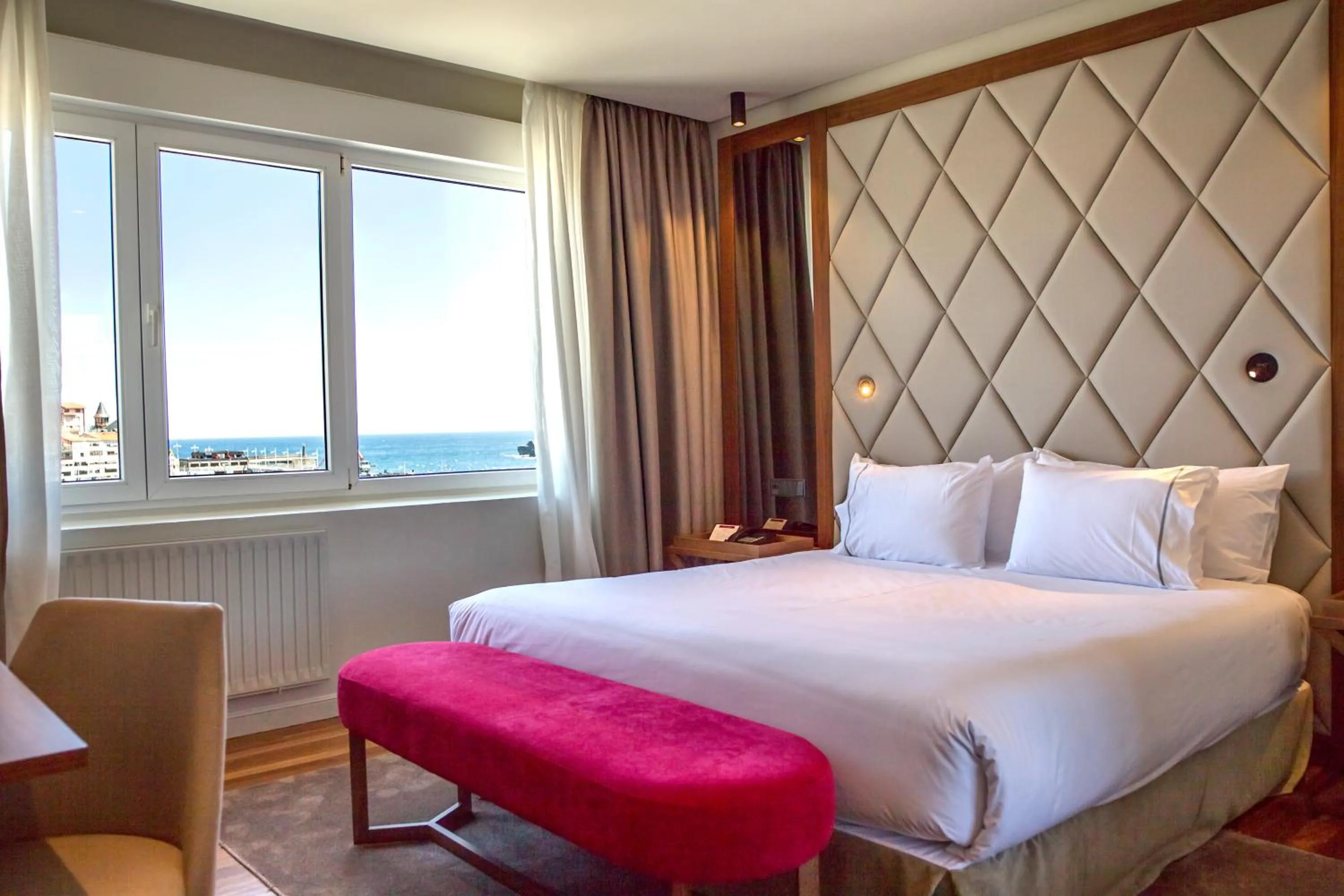 Photo of the whole room, Bed in Hotel Silken Palacio Uribarren