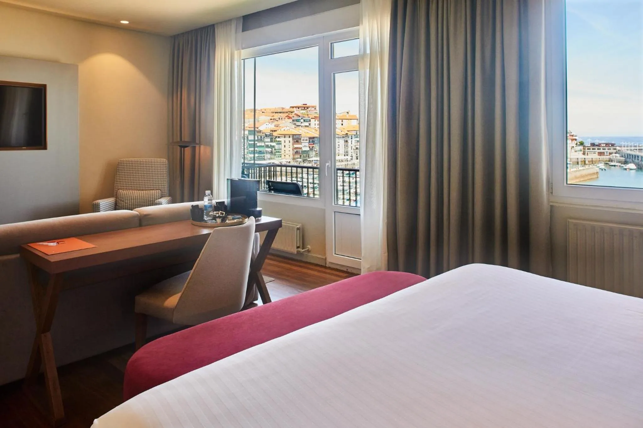 Bedroom, Bed in Hotel Silken Palacio Uribarren