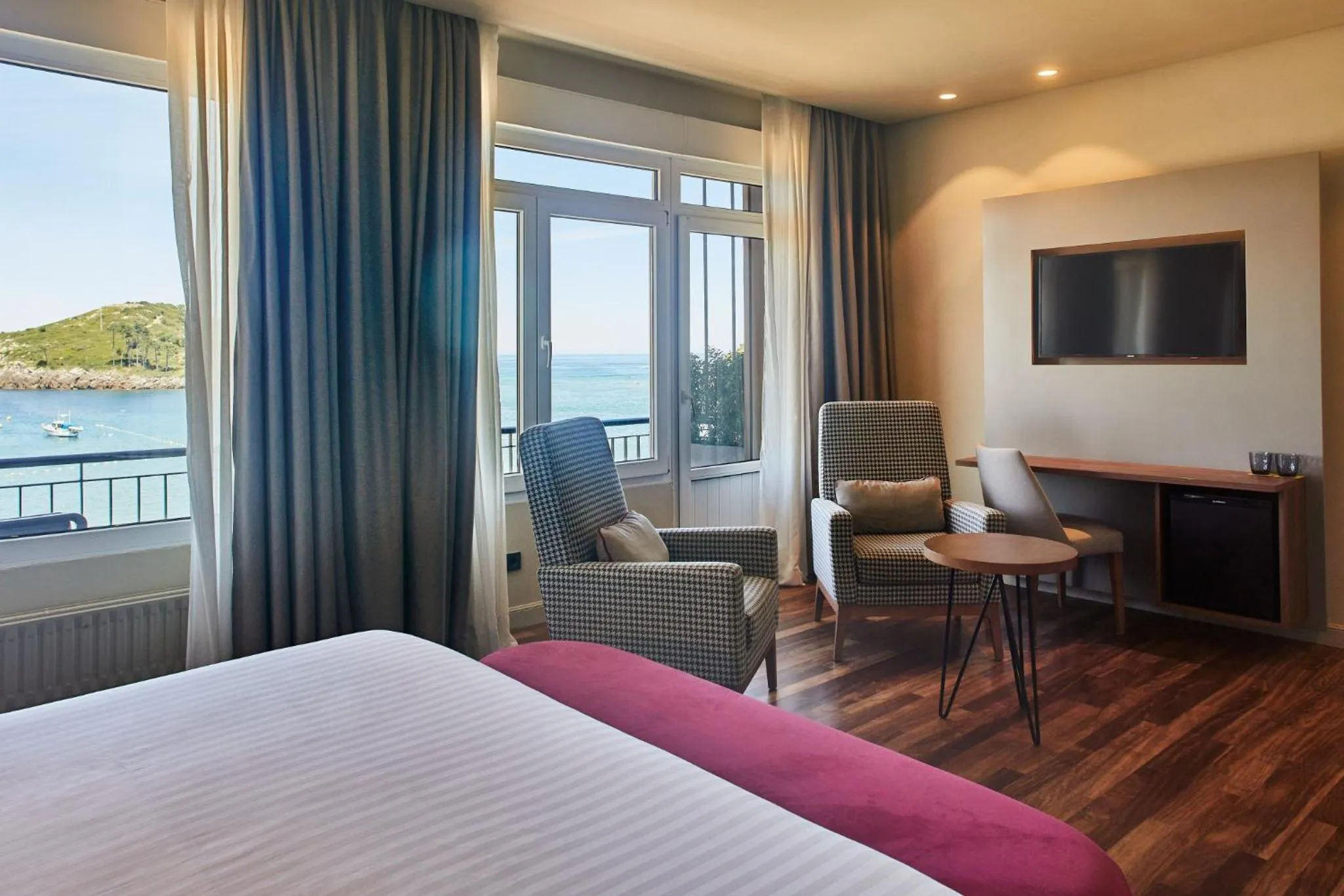 Photo of the whole room, Bed in Hotel Silken Palacio Uribarren