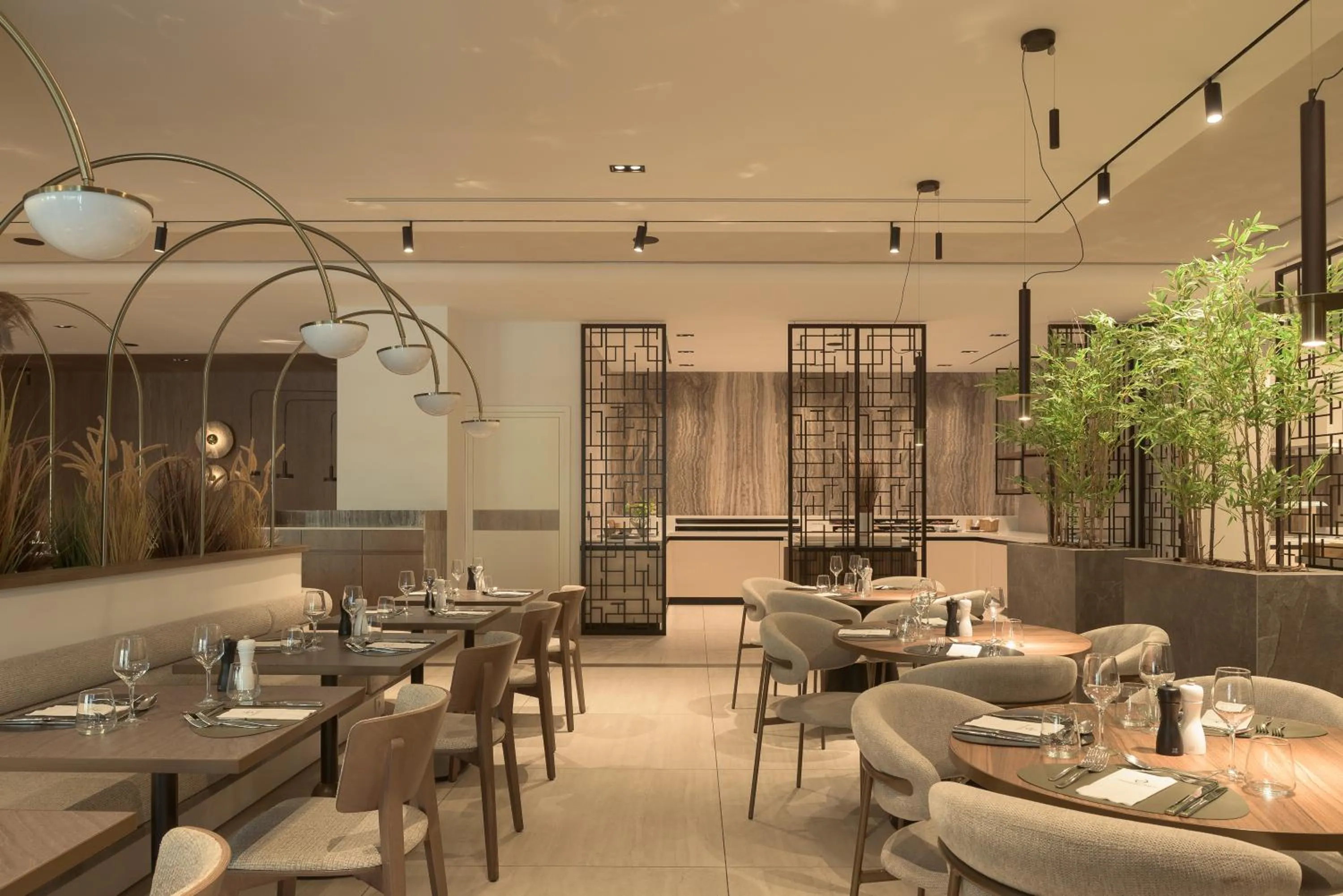 Restaurant/places to eat in Theartemis Palace