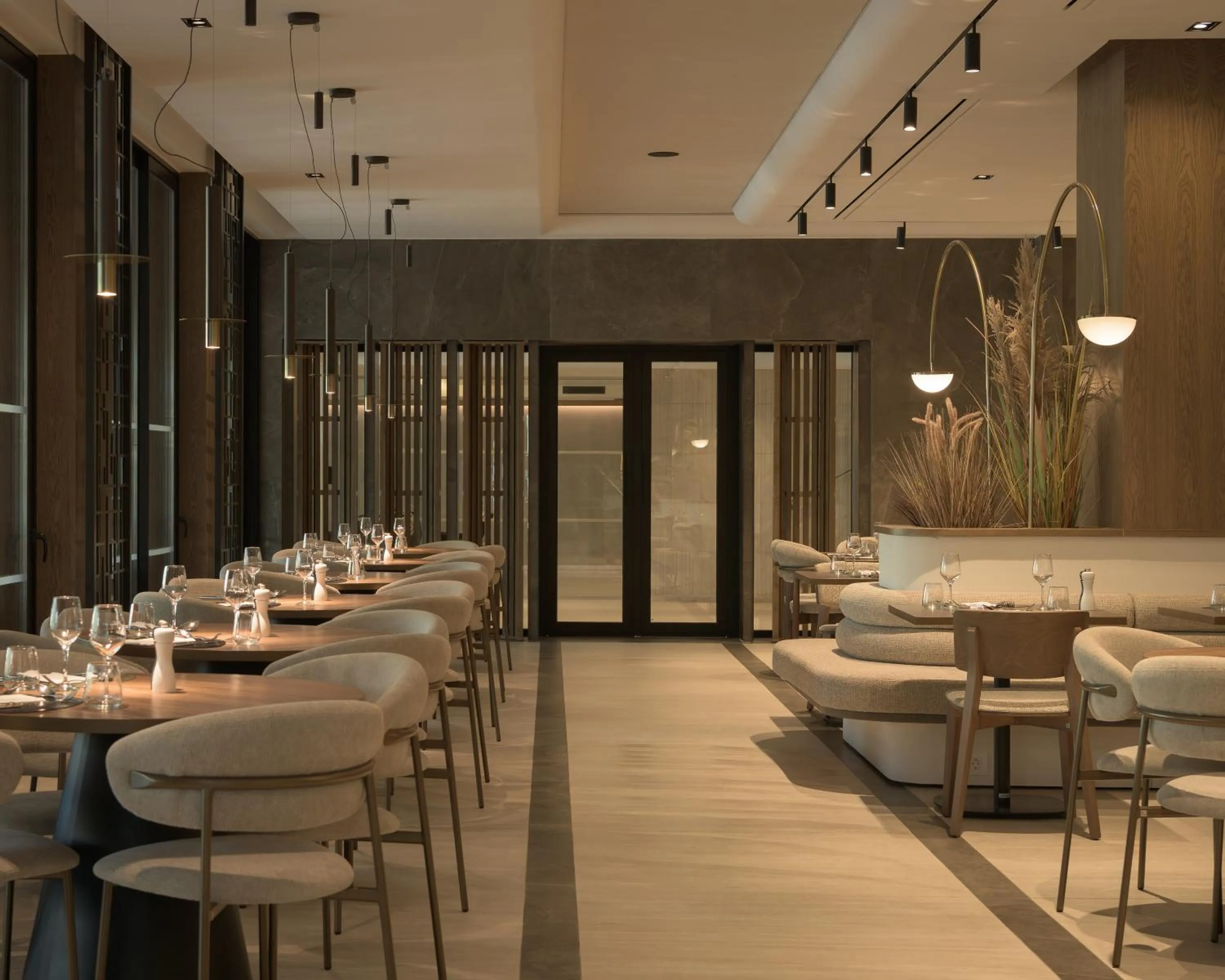 Restaurant/places to eat in Theartemis Palace