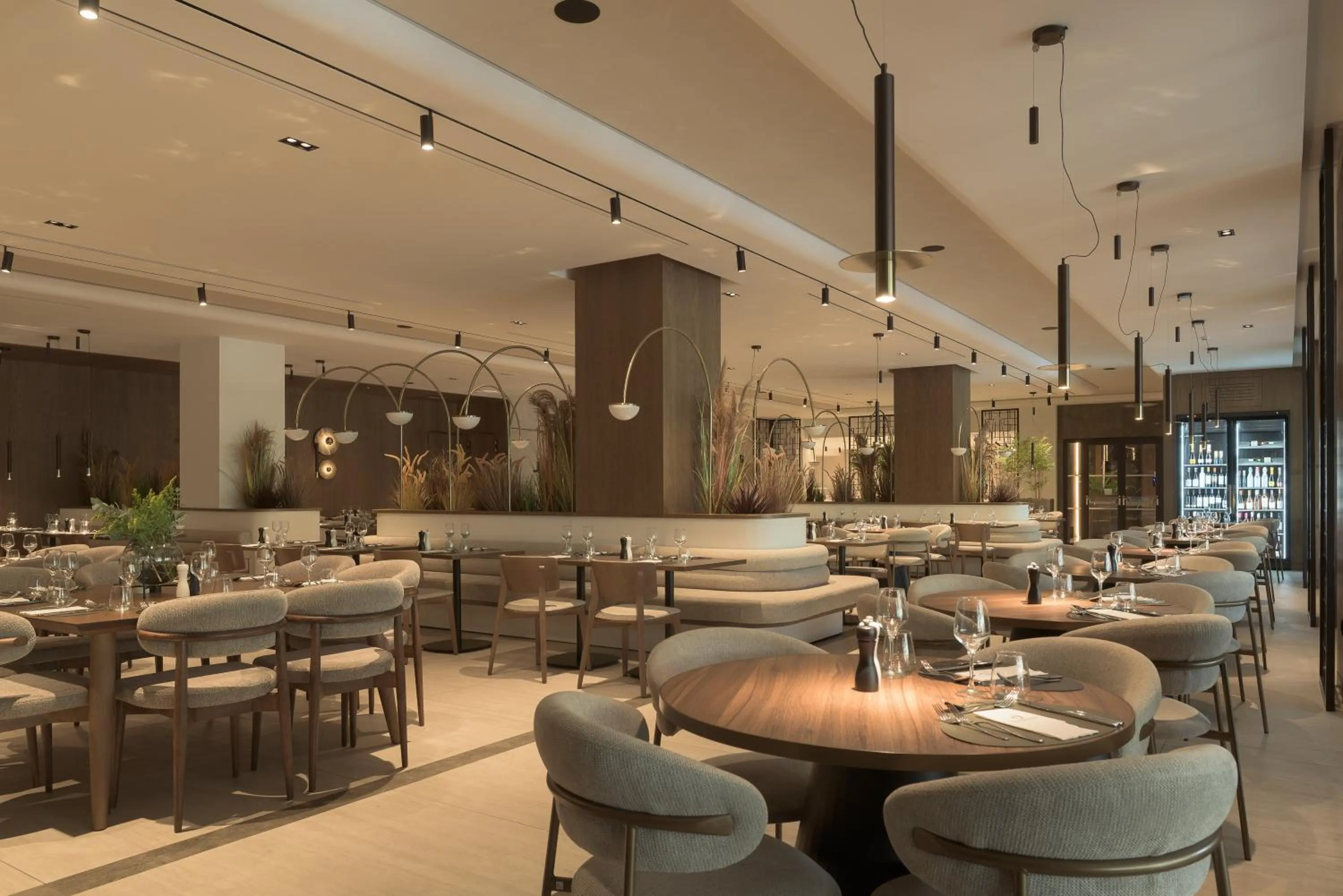 Restaurant/places to eat in Theartemis Palace