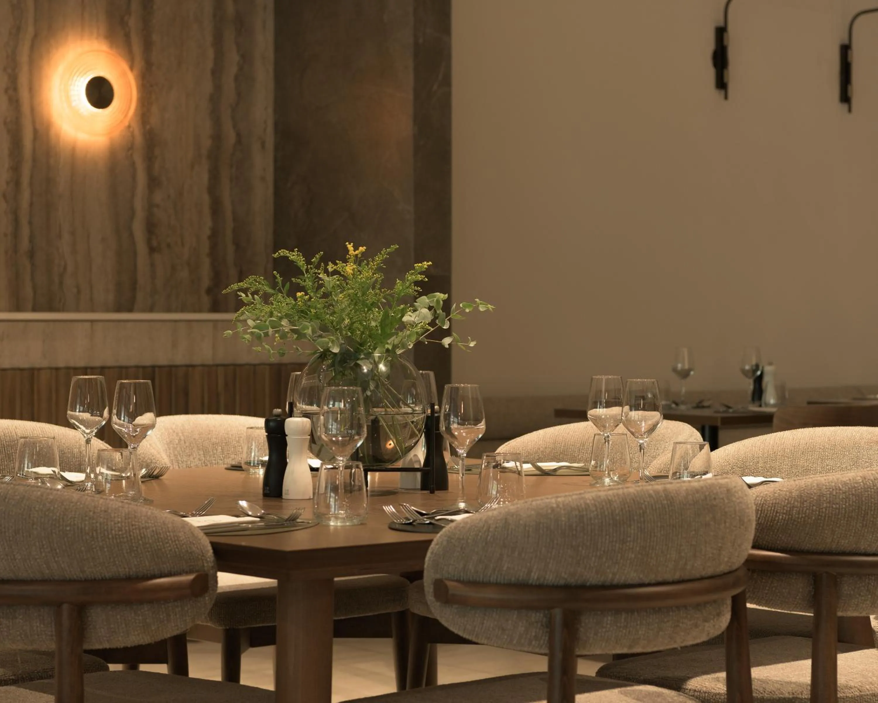 Restaurant/places to eat in Theartemis Palace