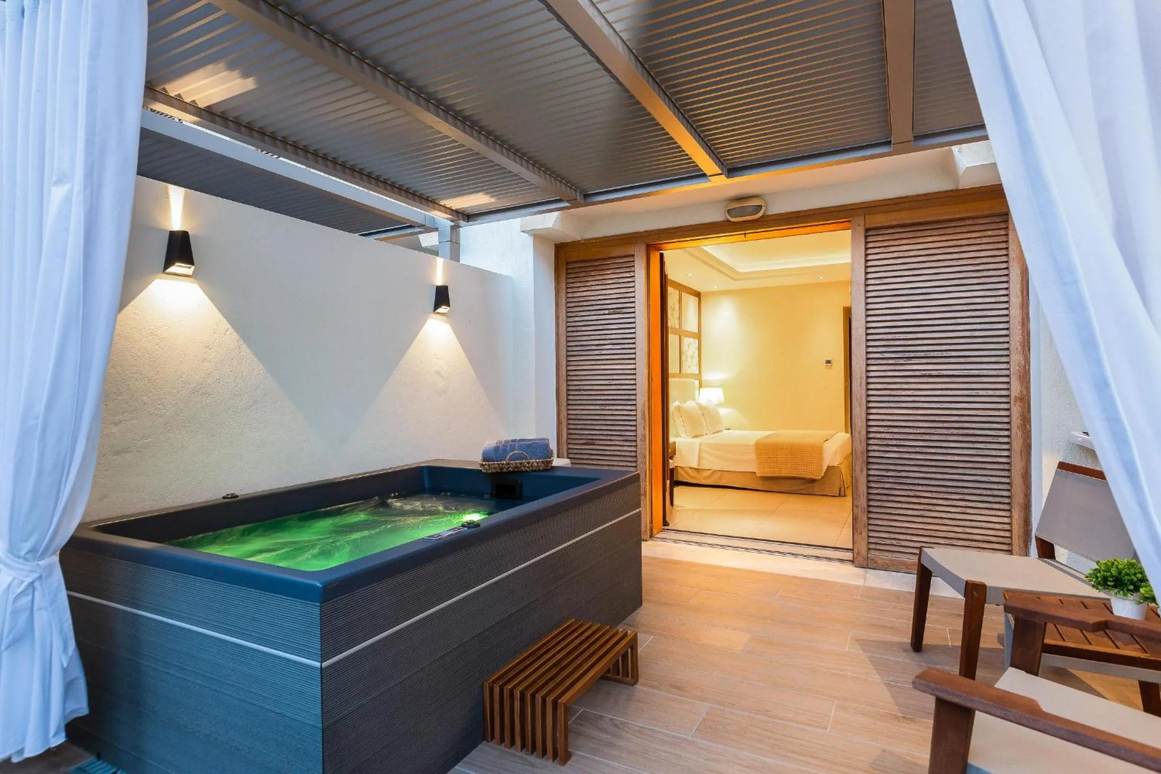 Photo of the whole room in Theartemis Palace