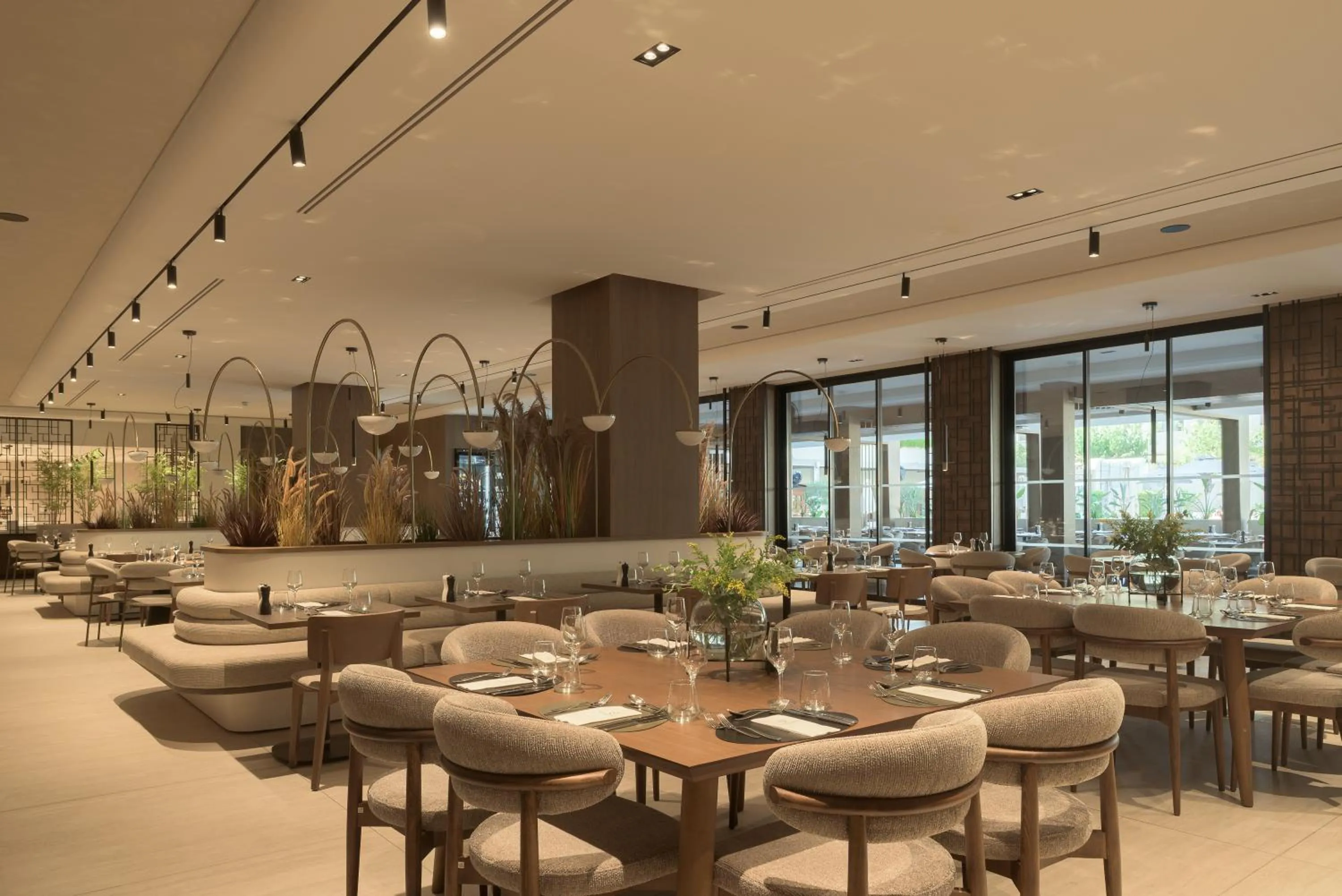 Restaurant/places to eat in Theartemis Palace