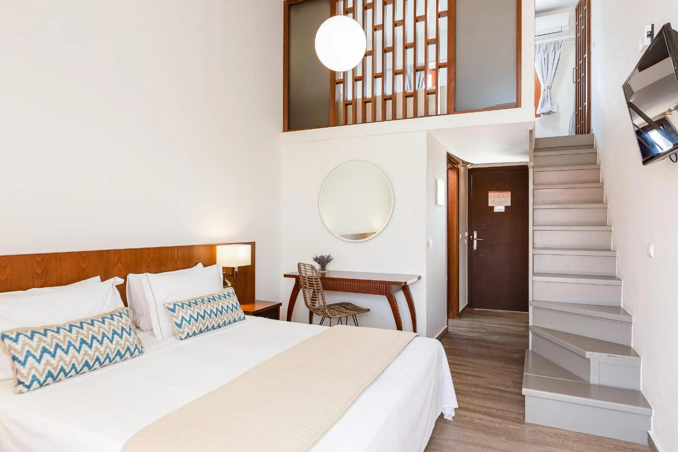 Photo of the whole room, Bed in Theartemis Palace