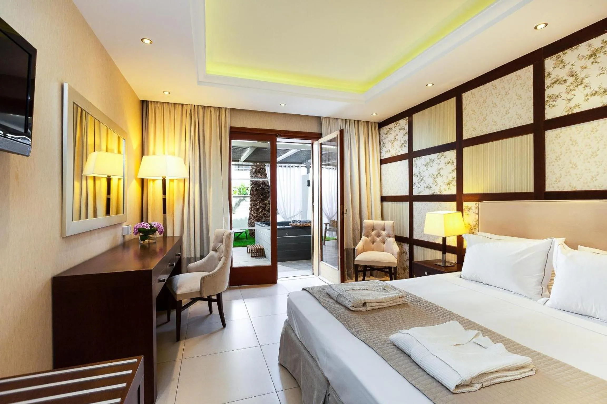 Photo of the whole room, Bed in Theartemis Palace