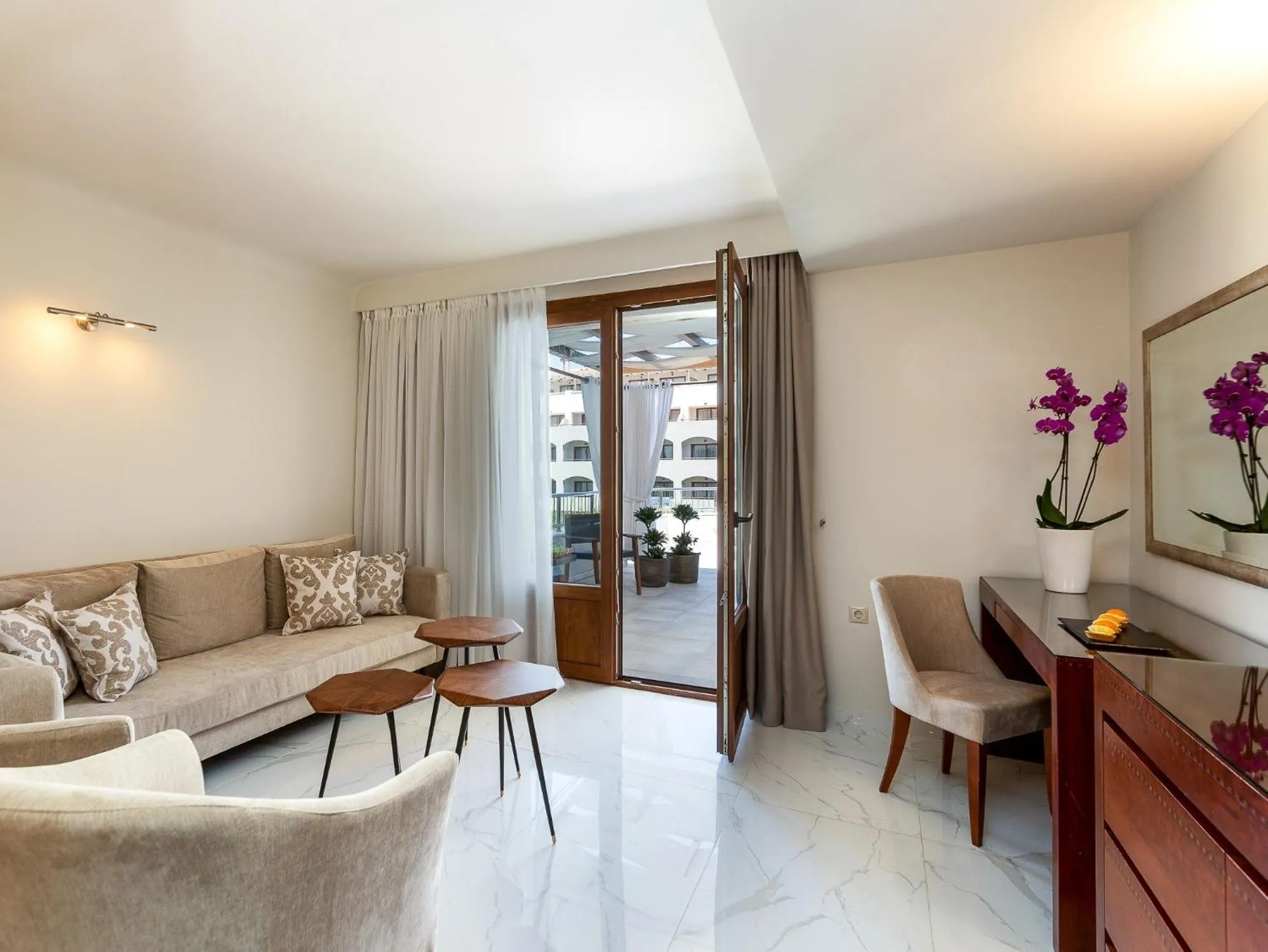 Living room in Theartemis Palace