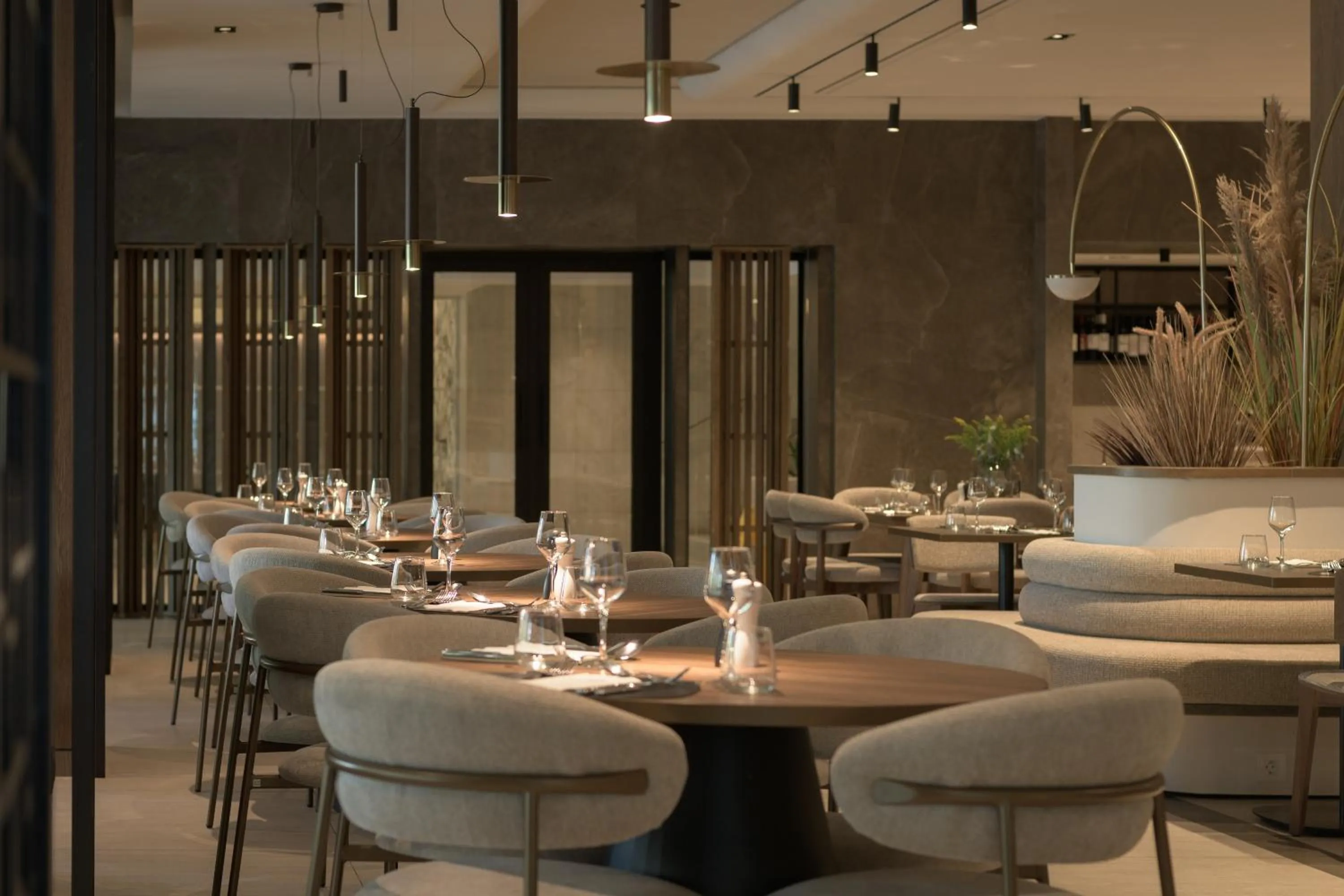 Restaurant/places to eat in Theartemis Palace