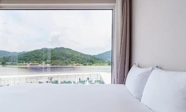 Bed in Gapyeong Parotia Waterhouse