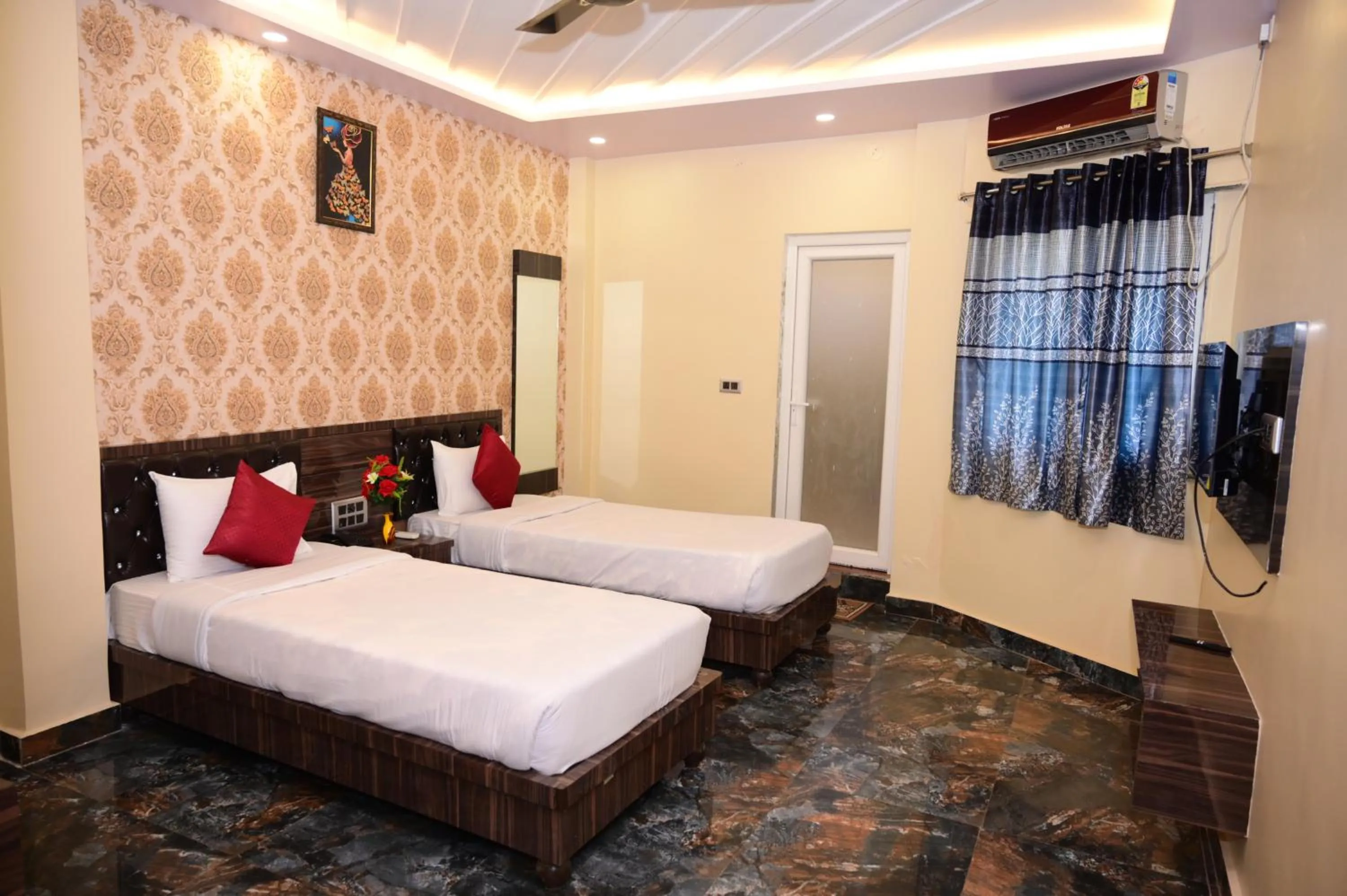 Photo of the whole room, Bed in HOTEL GM INTERNATIONAL