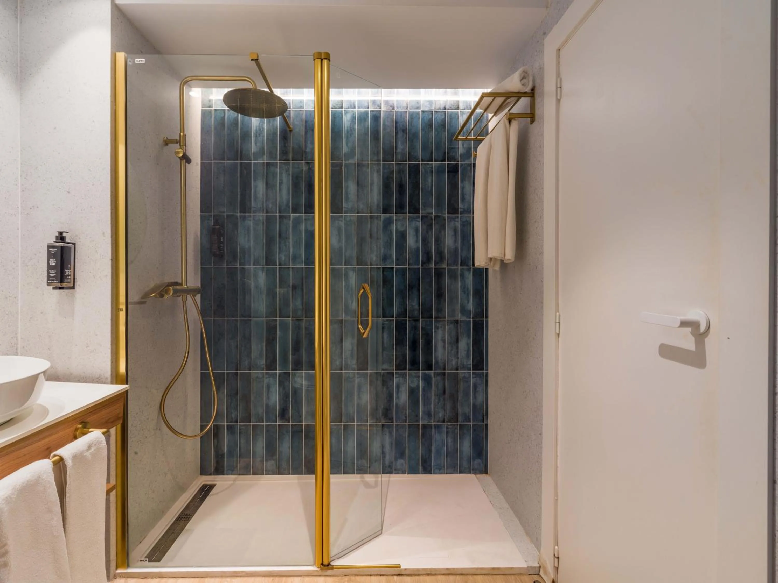 Shower in Hotel Vibra Algarb