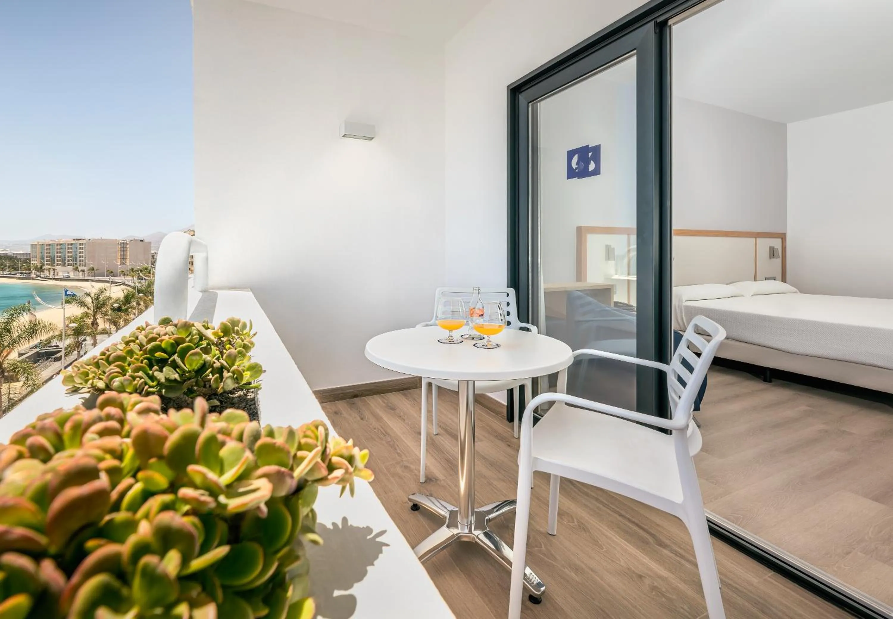 Balcony/Terrace, Bed in Hotel Lancelot