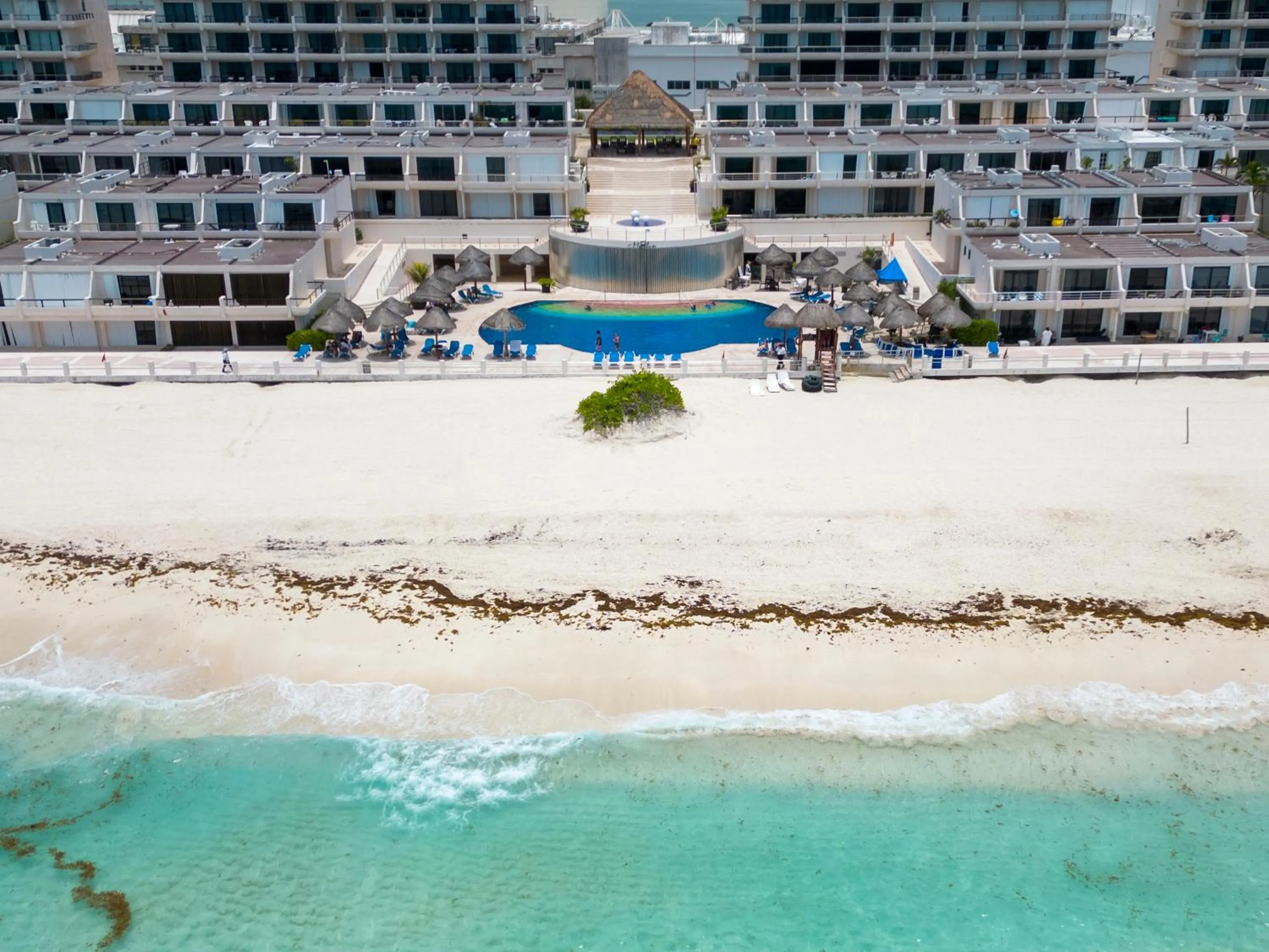 Property building in Family Vacations apartment Ocean View