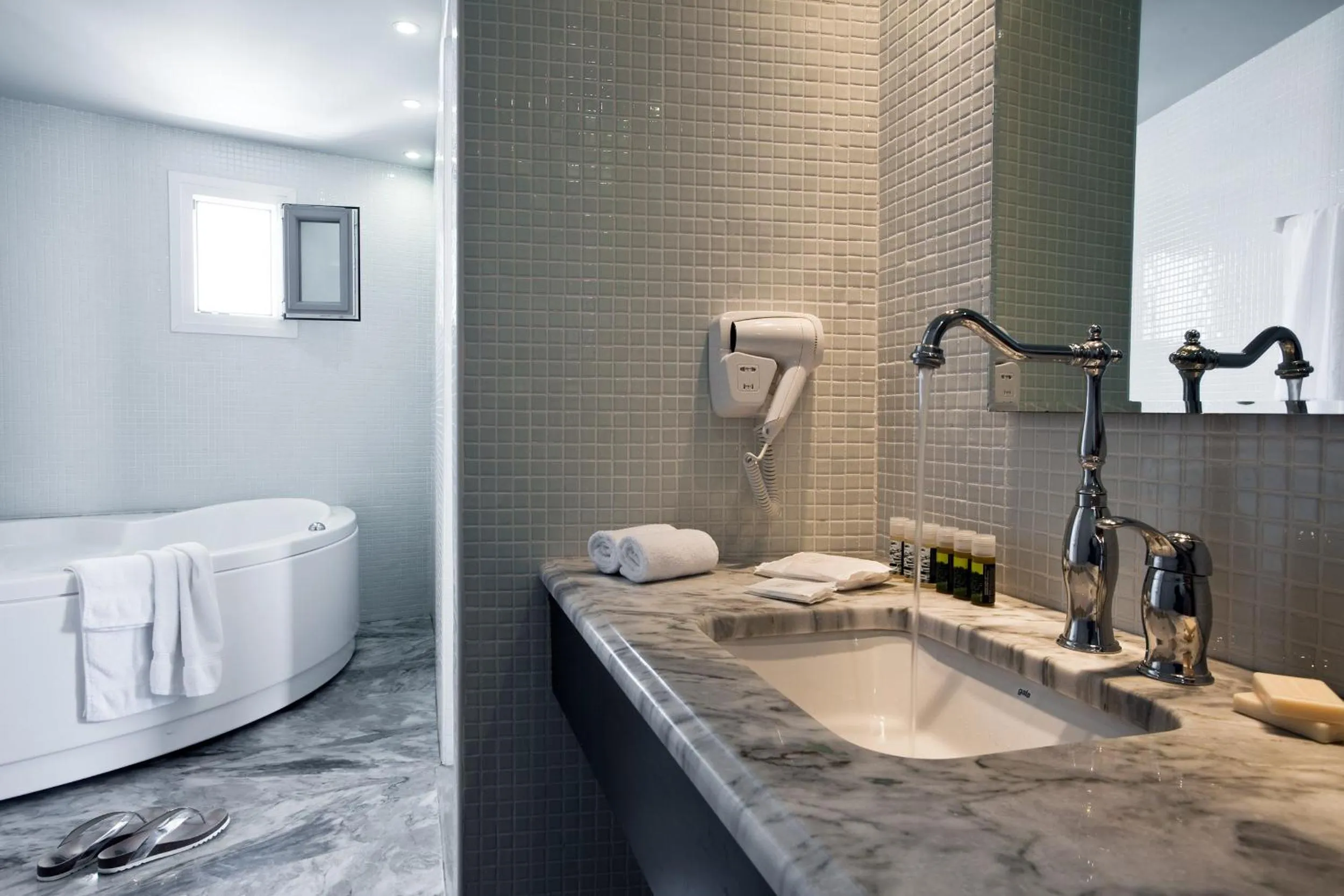 Bathroom in Xenones Filotera