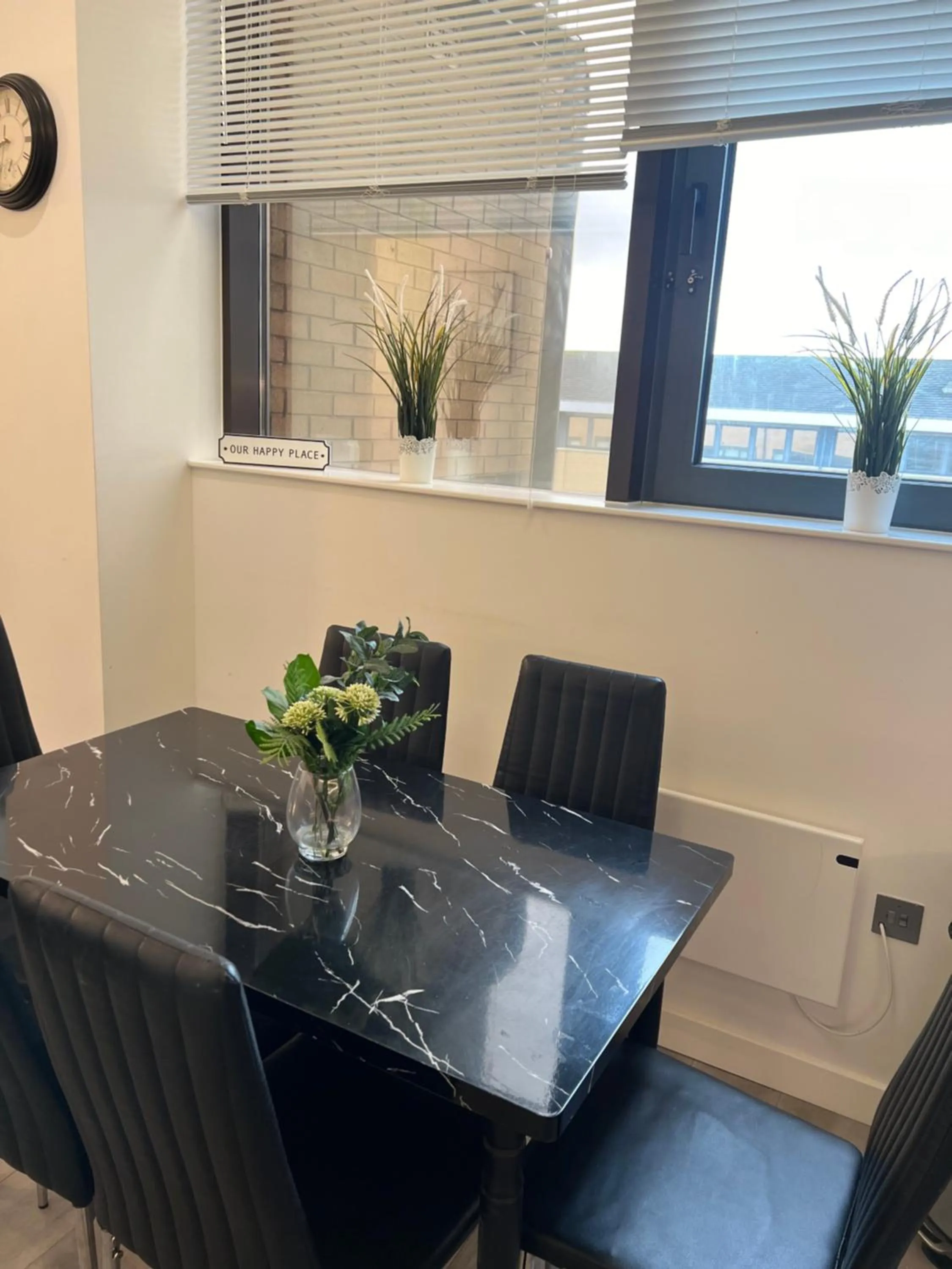 Dining area in Stylish 2 bedrooms, 2 bathrooms with workspace in Milton Keynes