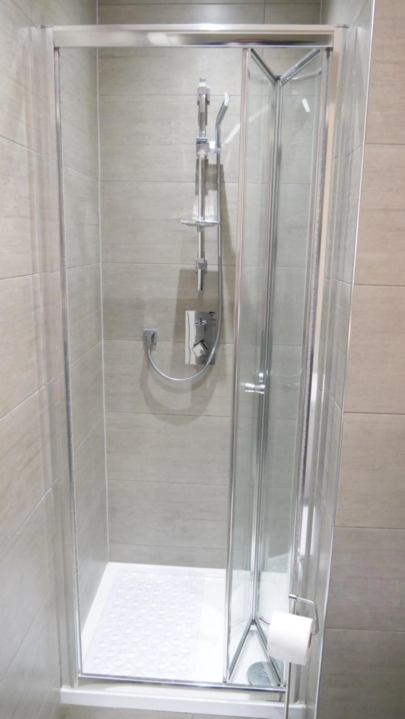 Shower in Stylish 2 bedrooms, 2 bathrooms with workspace in Milton Keynes