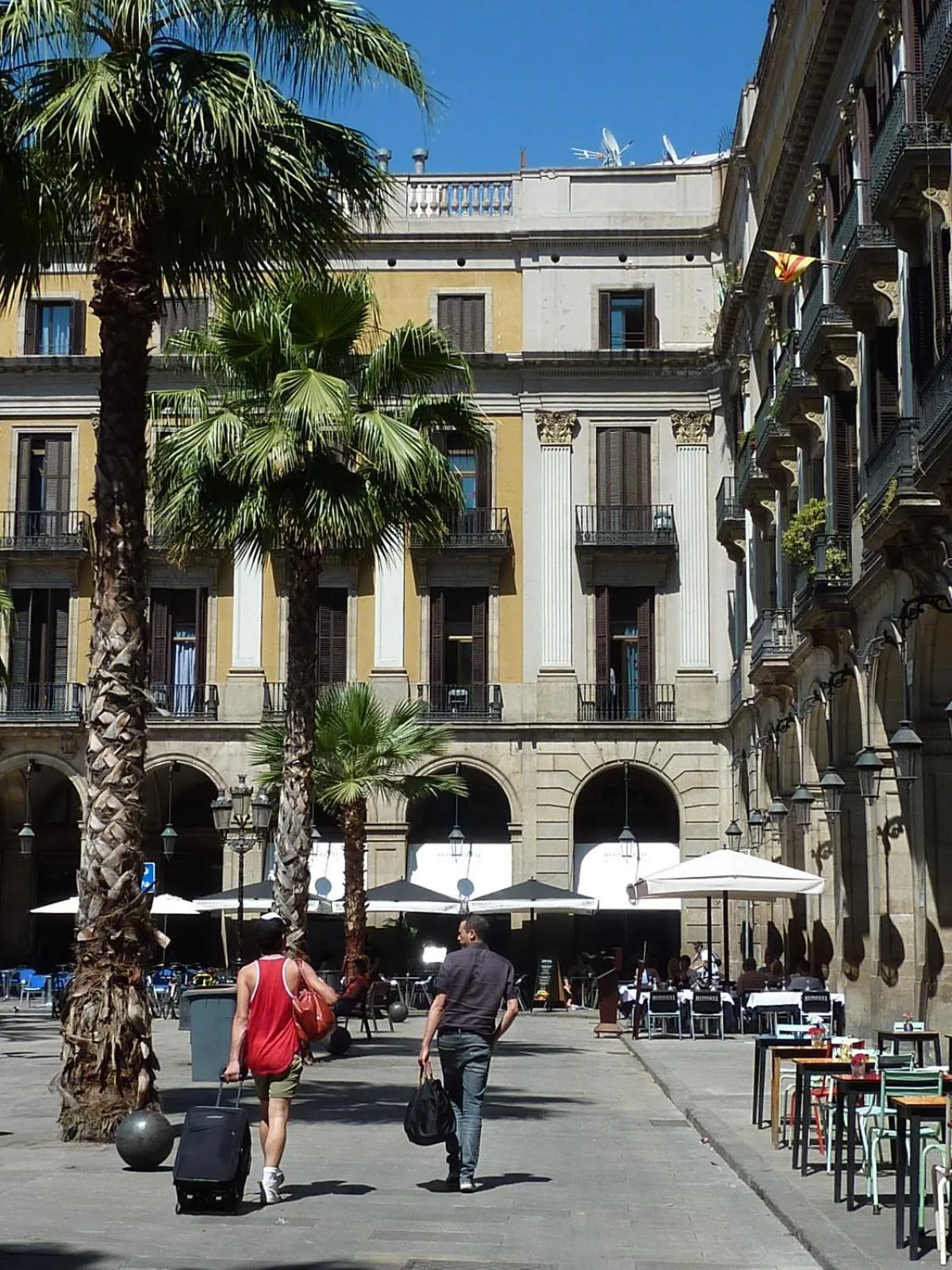 Facade/entrance in Roma Reial