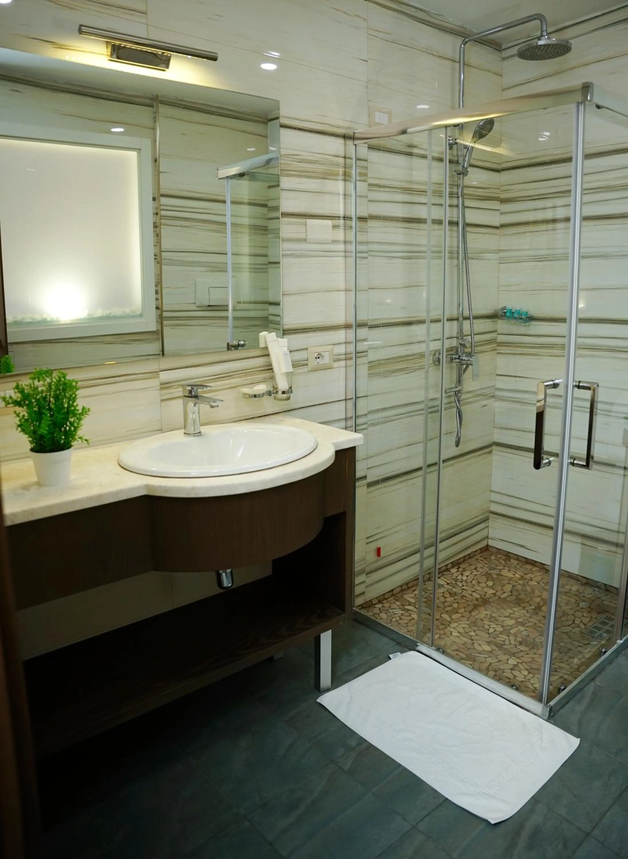 Shower in Doanesia Premium Hotel & Spa