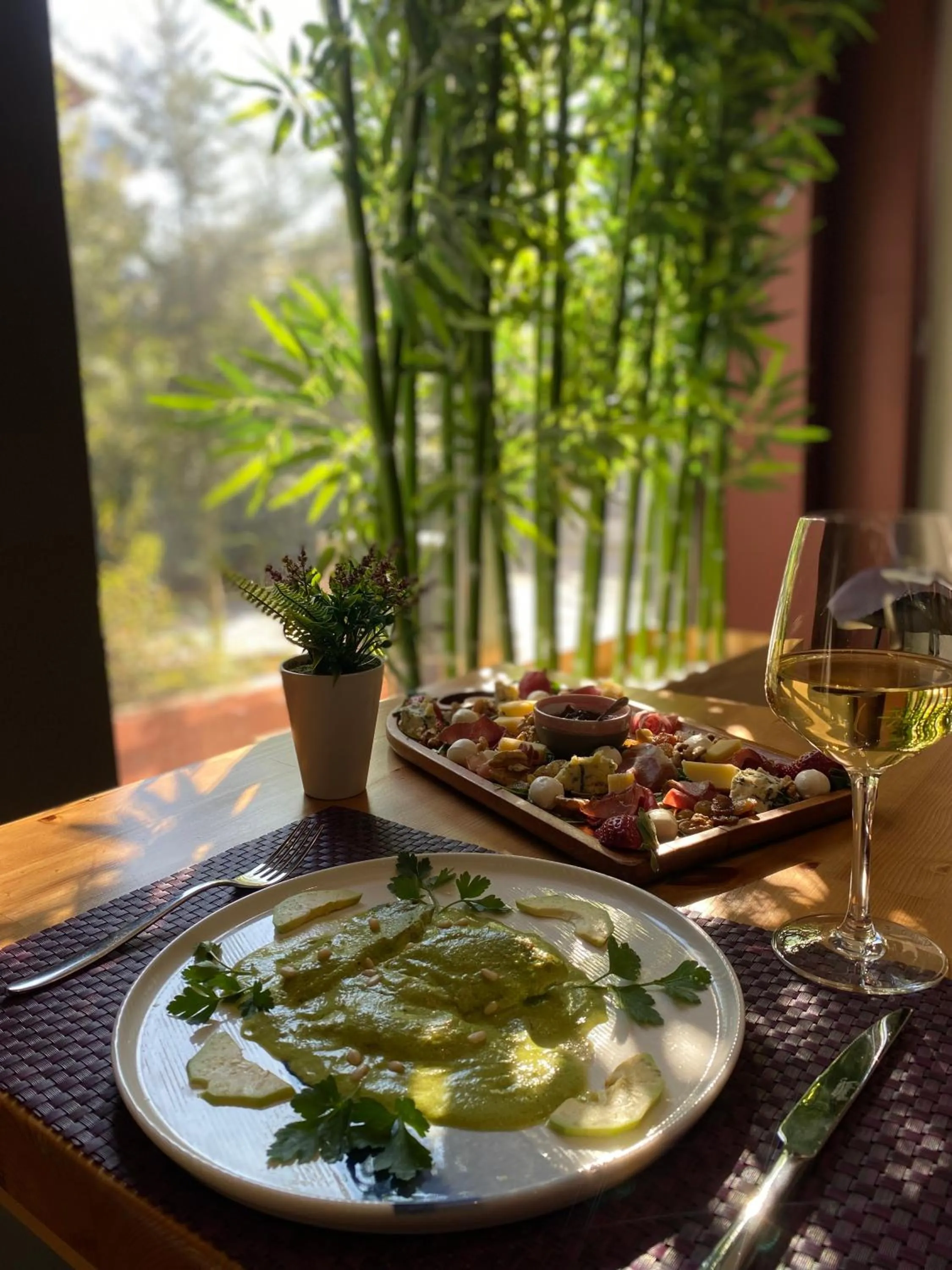 Restaurant/places to eat in Doanesia Premium Hotel & Spa