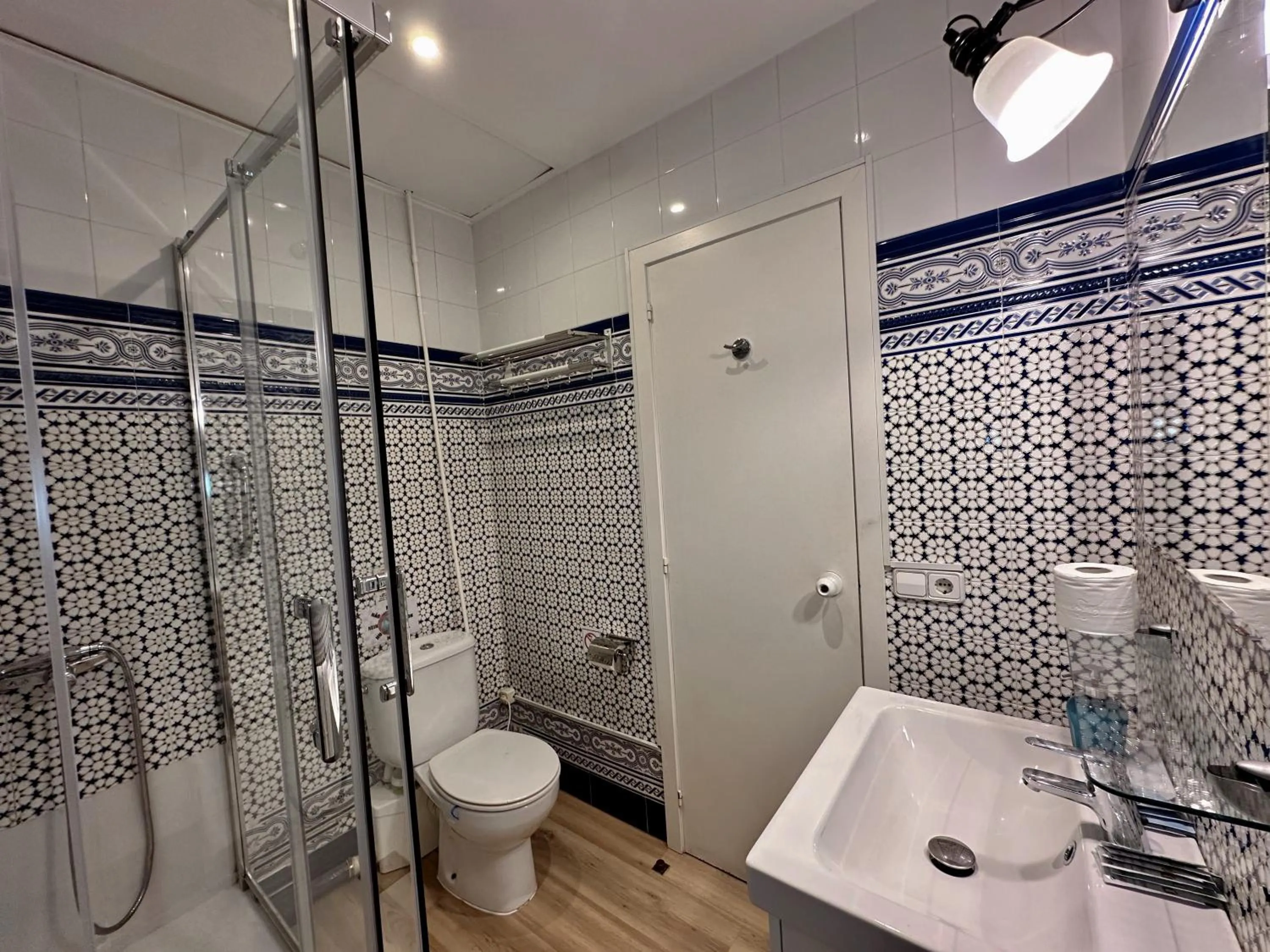 Bathroom in Casa Consell Gran Via, Guest House