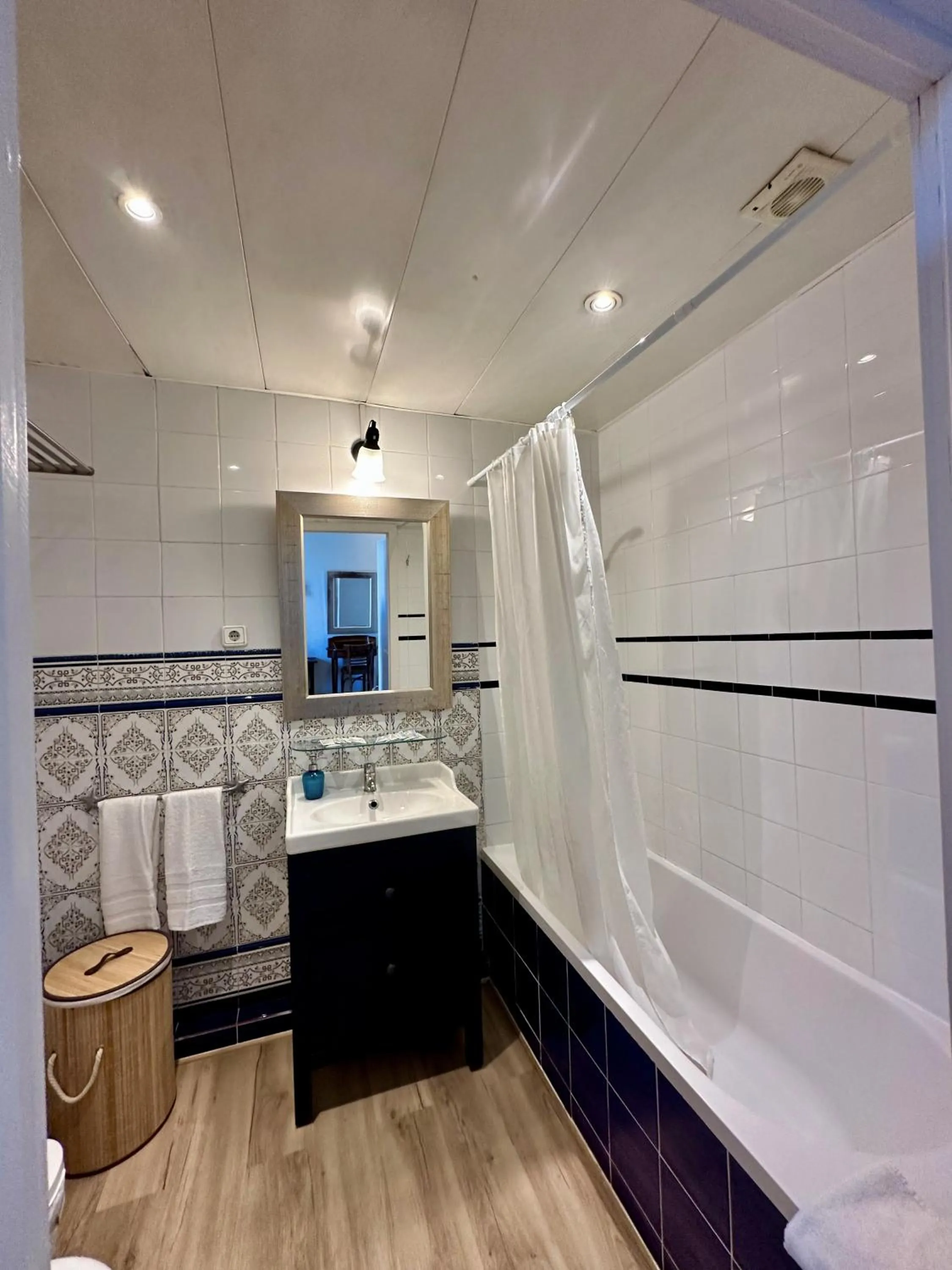 Bathroom in Casa Consell Gran Via, Guest House