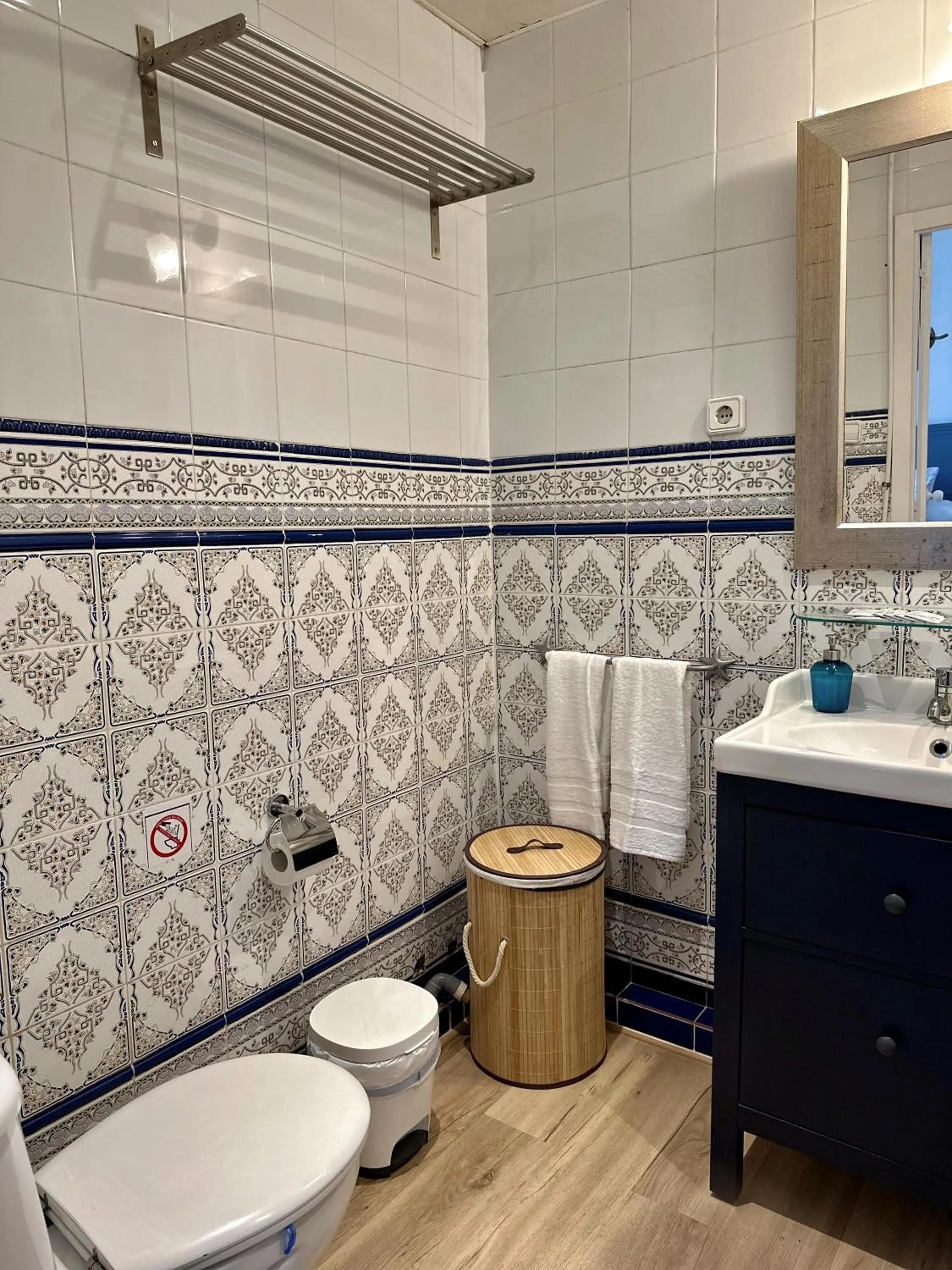 Bathroom in Casa Consell Gran Via, Guest House