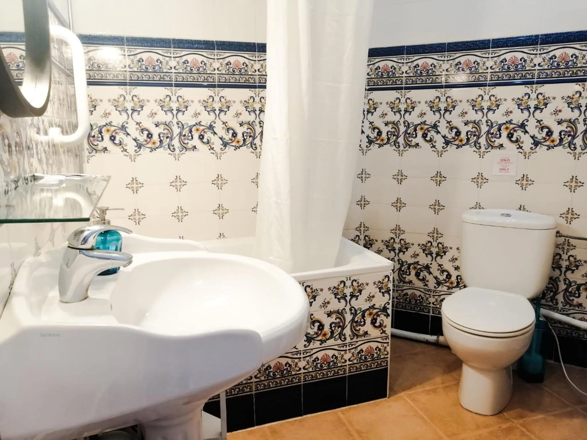 Bathroom in Casa Consell Gran Via, Guest House