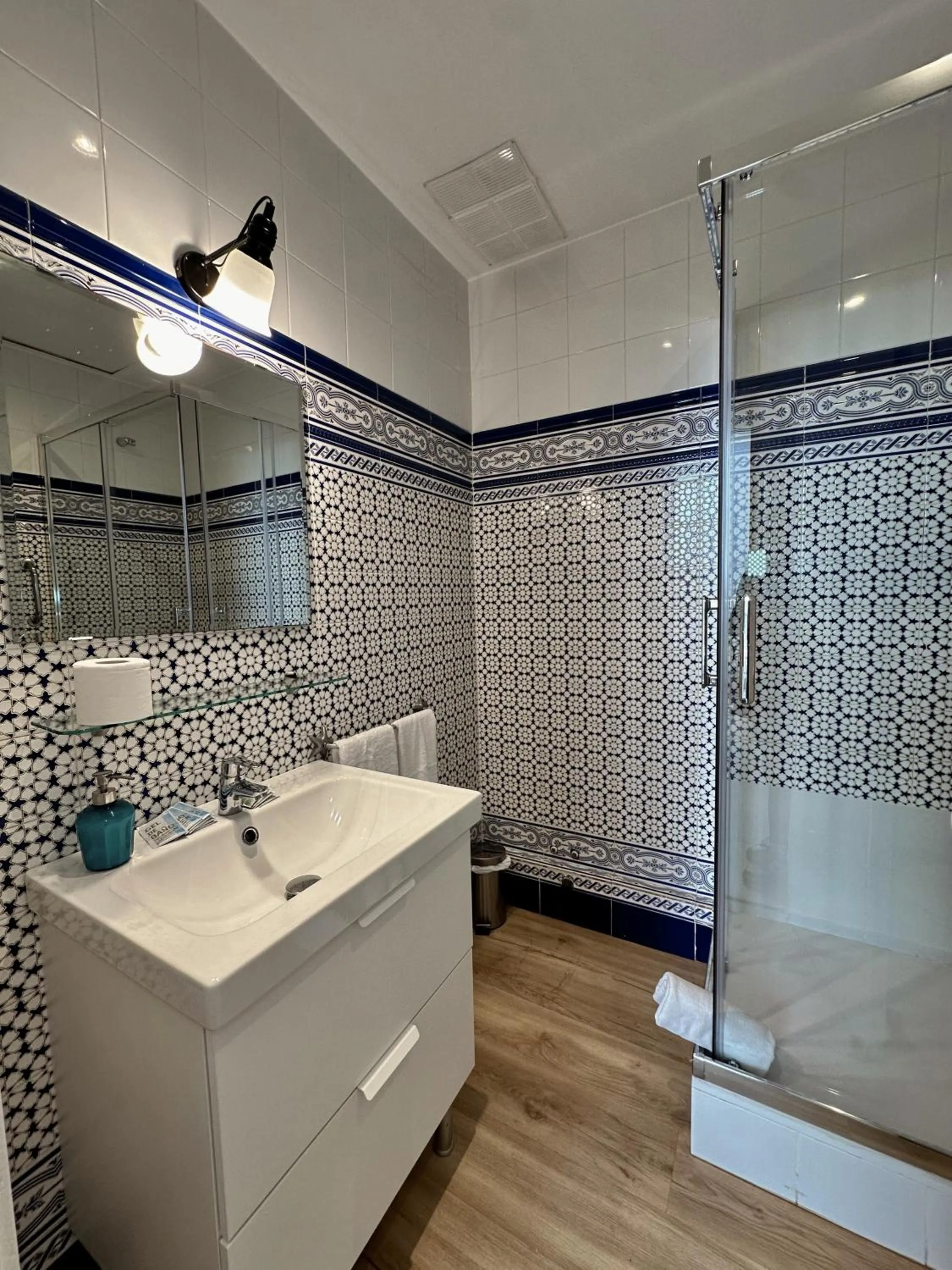 Bathroom in Casa Consell Gran Via, Guest House