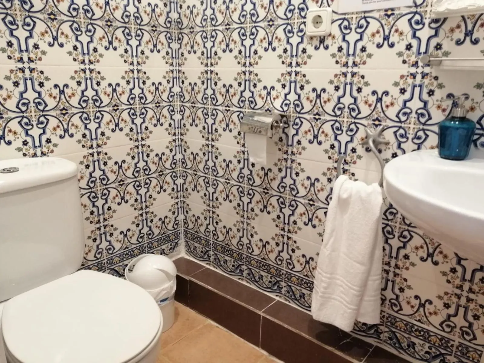 Bathroom in Casa Consell Gran Via, Guest House