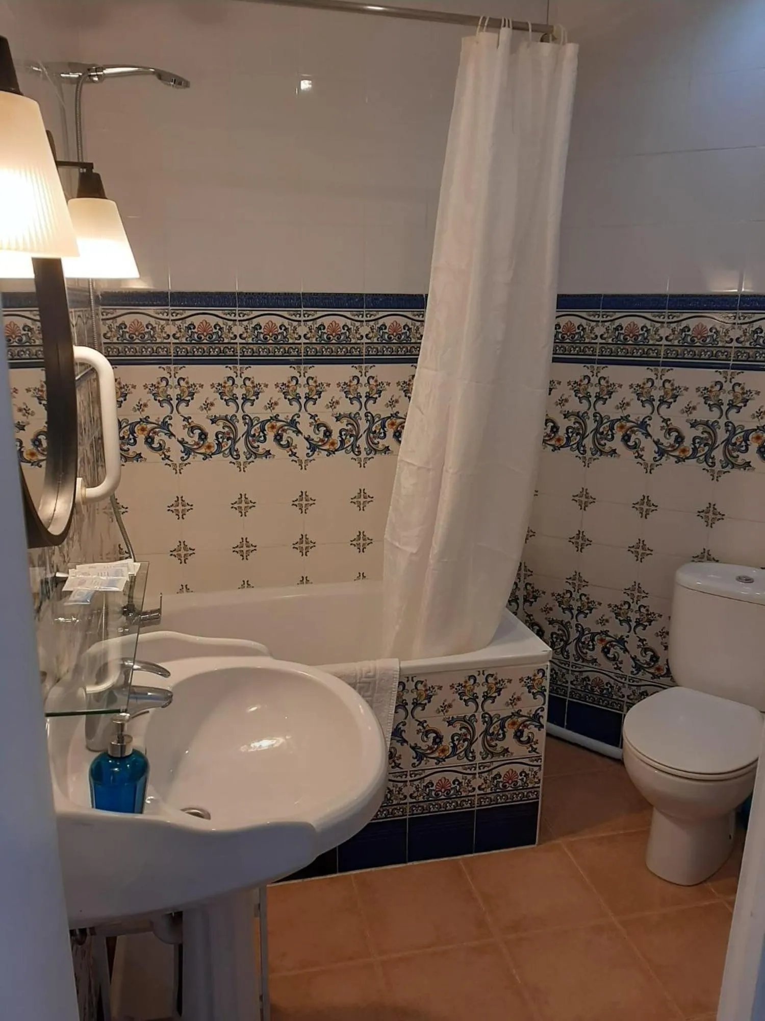 Bathroom in Casa Consell Gran Via, Guest House