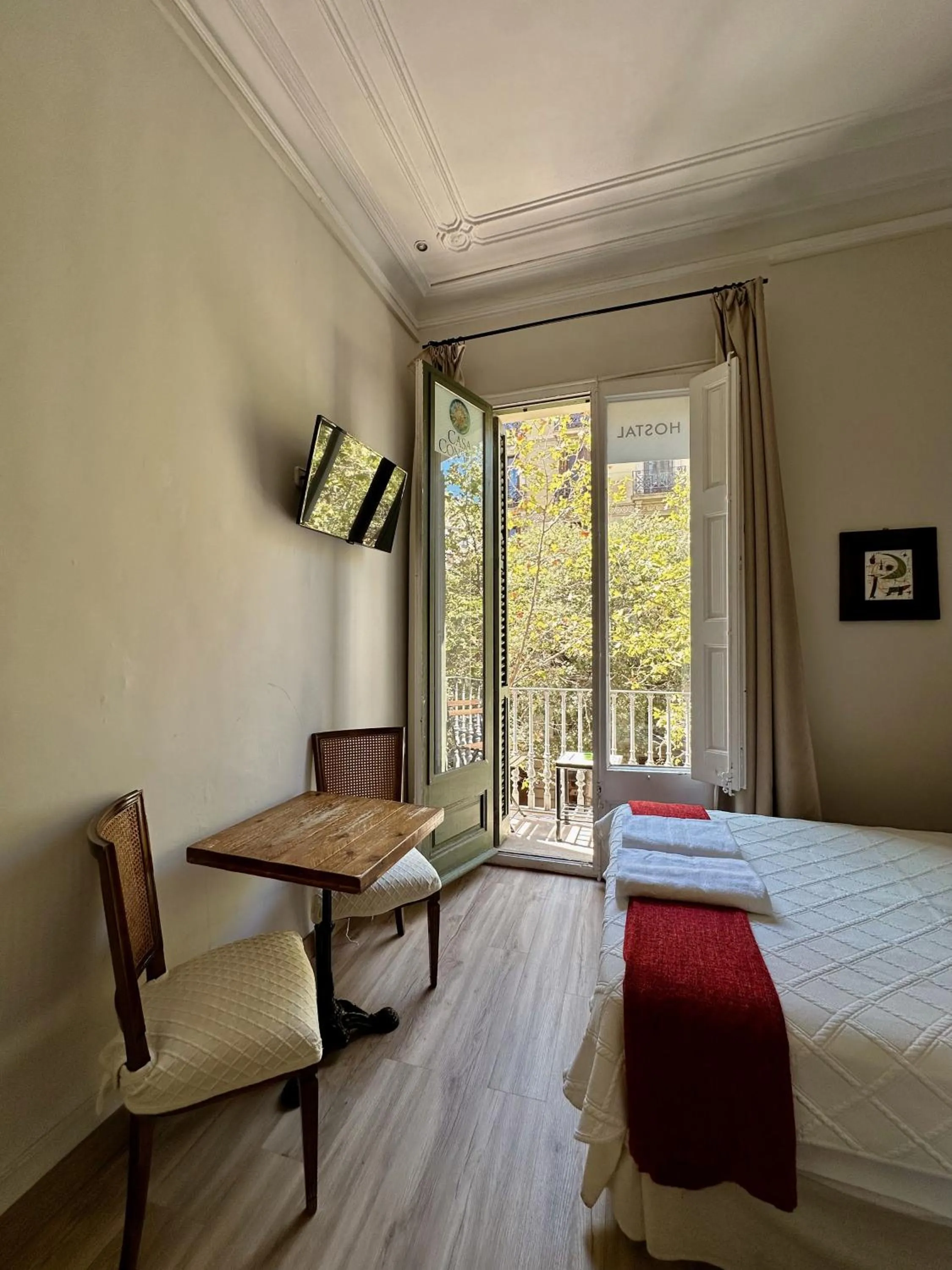 TV and multimedia, Bed in Casa Consell Gran Via, Guest House