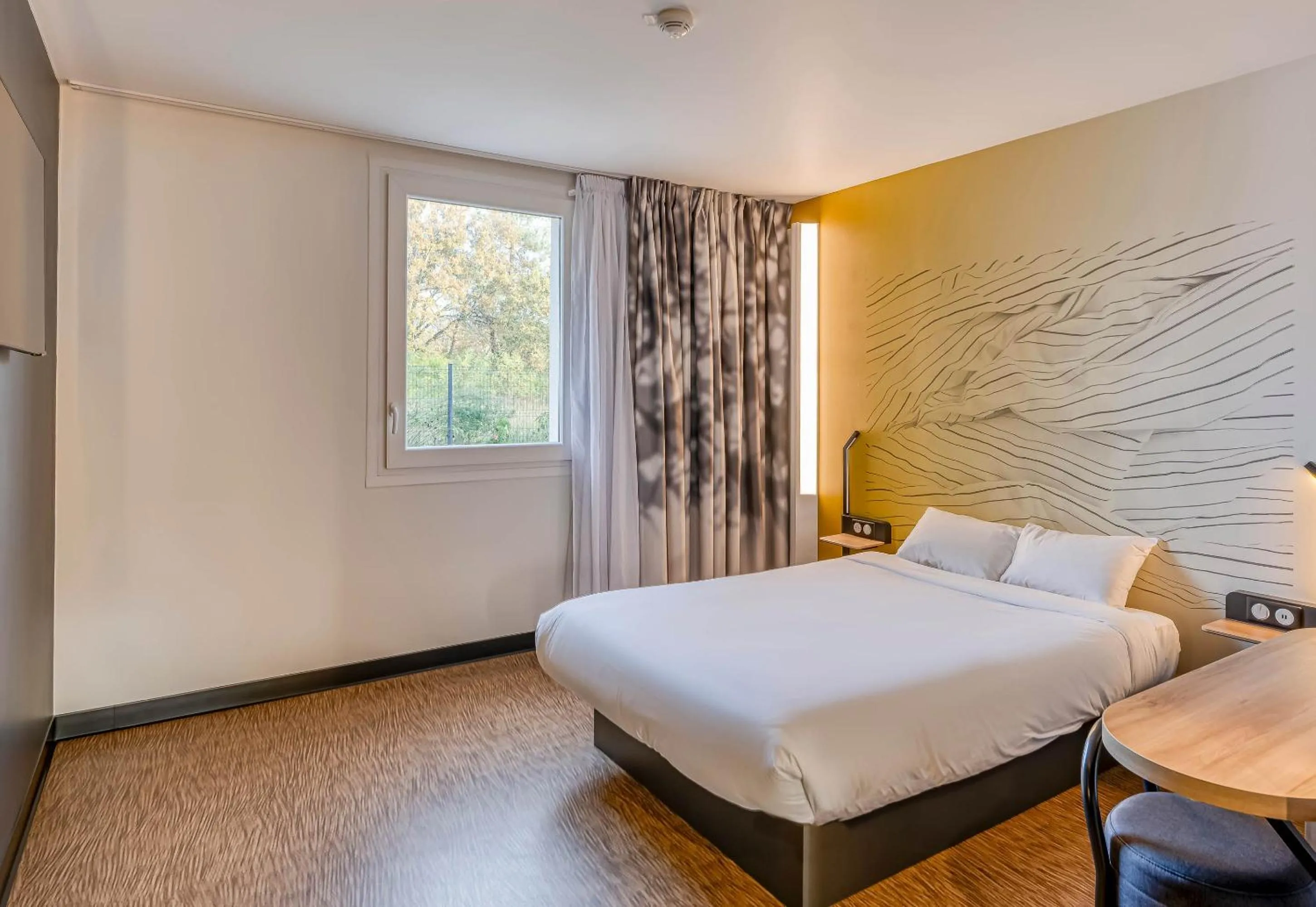 Bedroom, Bed in B&B HOTEL Bordeaux Saint André de Cubzac