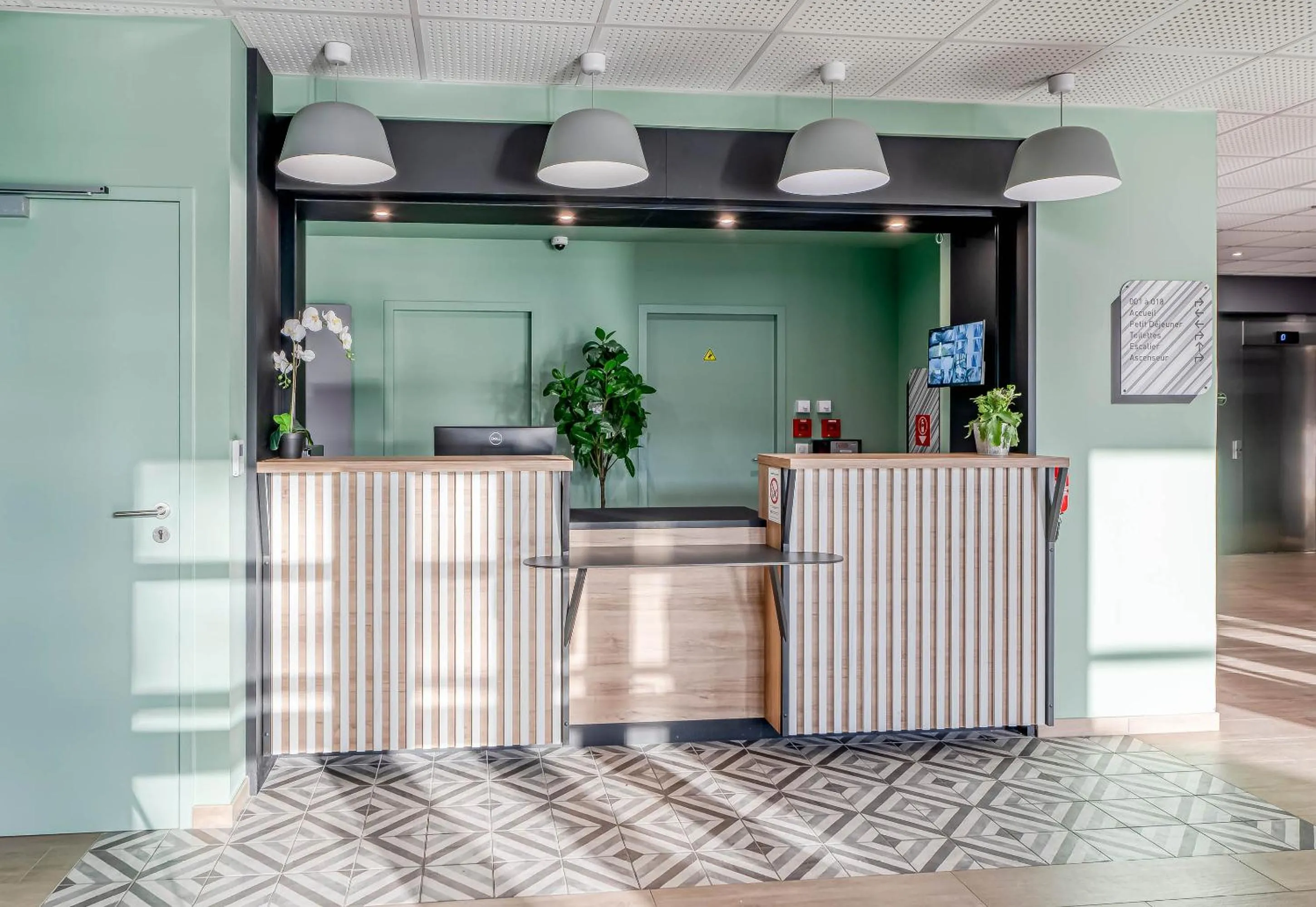 Lobby or reception in B&B HOTEL Bordeaux Saint André de Cubzac