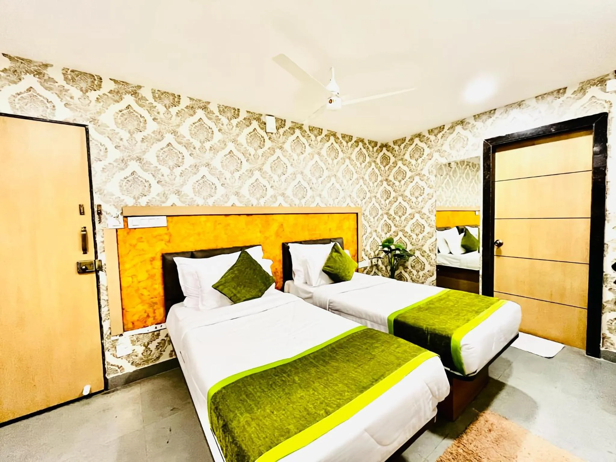 Bedroom, Bed in Hotel Lake View Airport zone