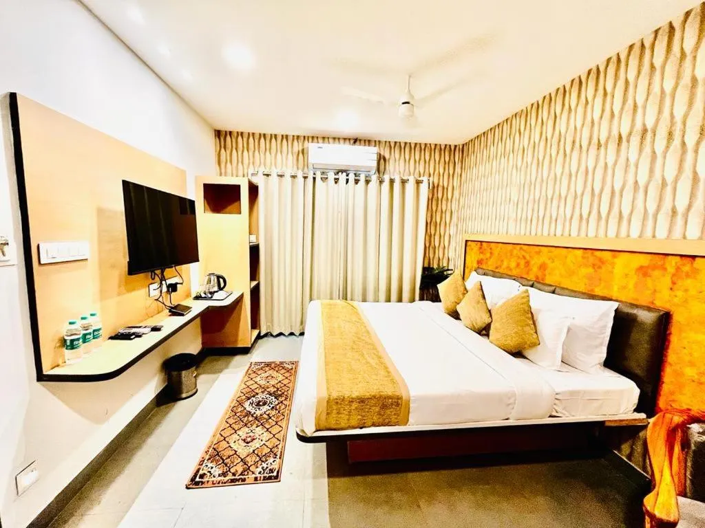 Communal lounge/ TV room, Bed in Hotel Lake View Airport zone