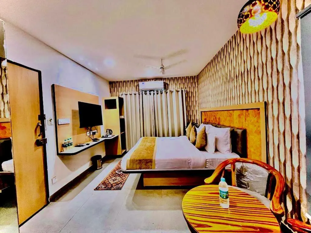 Photo of the whole room, Bed in Hotel Lake View Airport zone