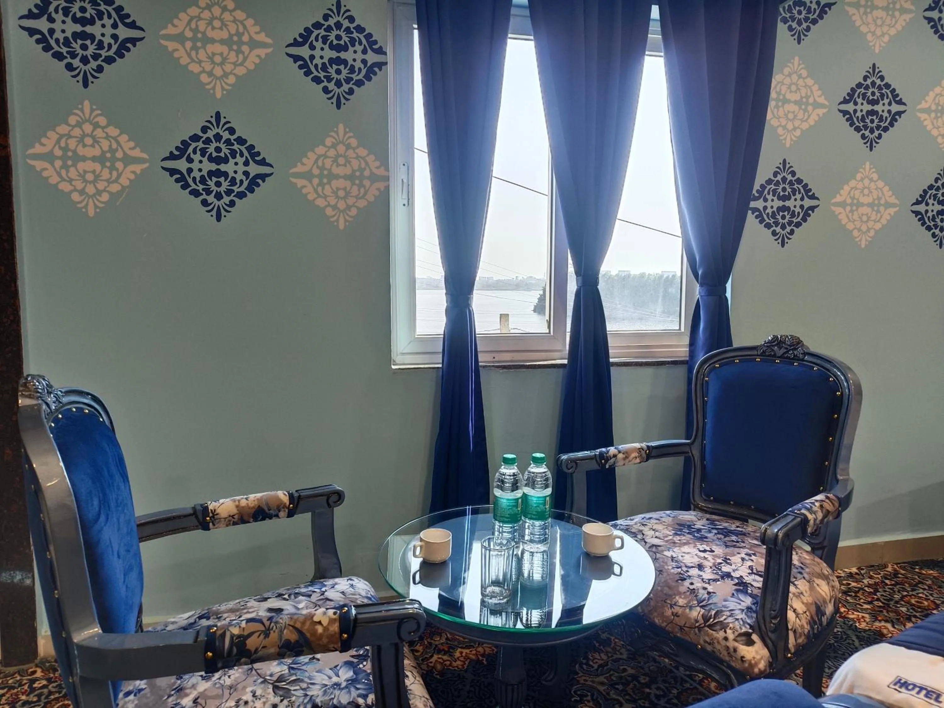 Seating area in Hotel Lake View Airport zone