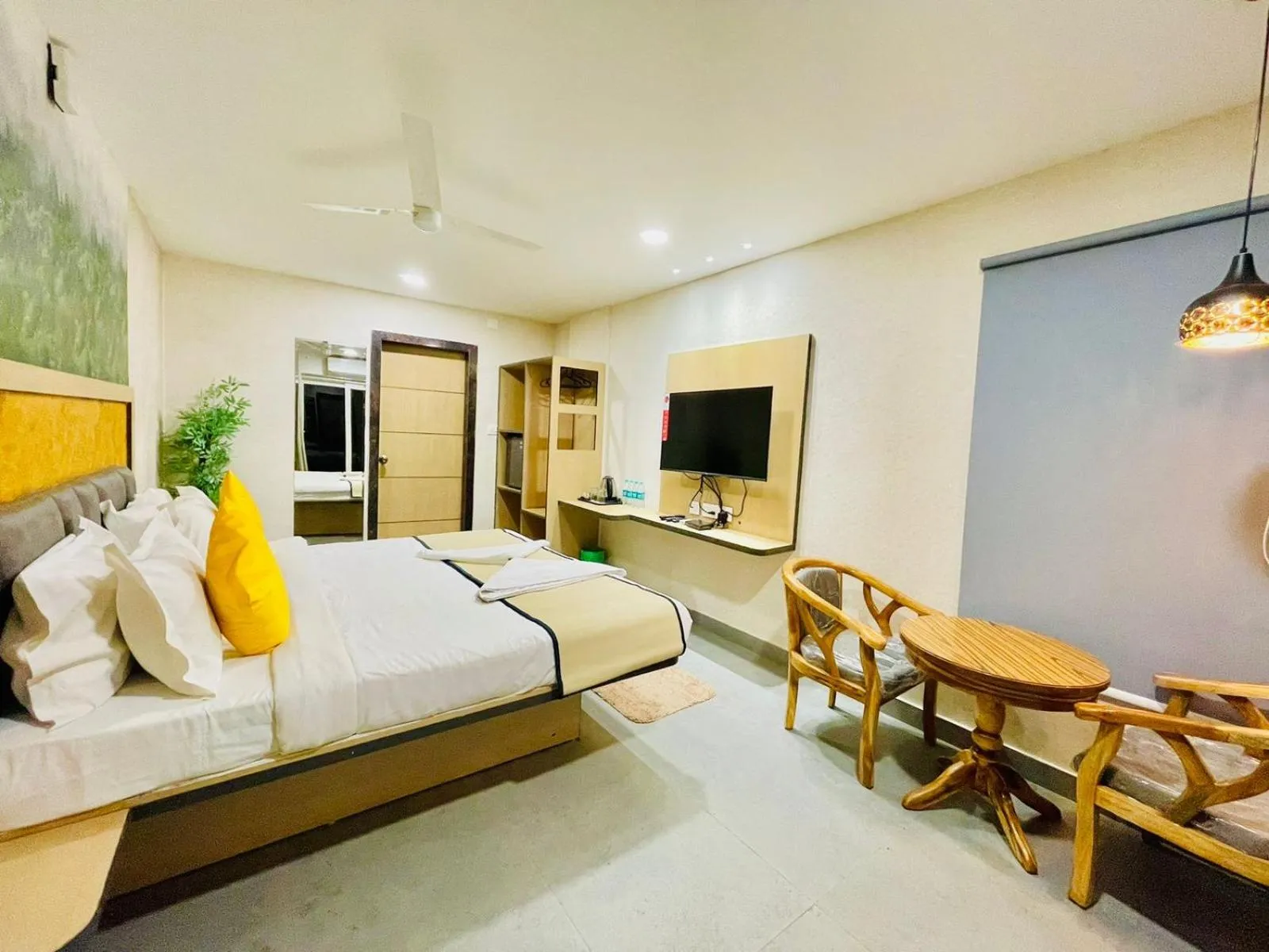 Property building, Bed in Hotel Lake View Airport zone