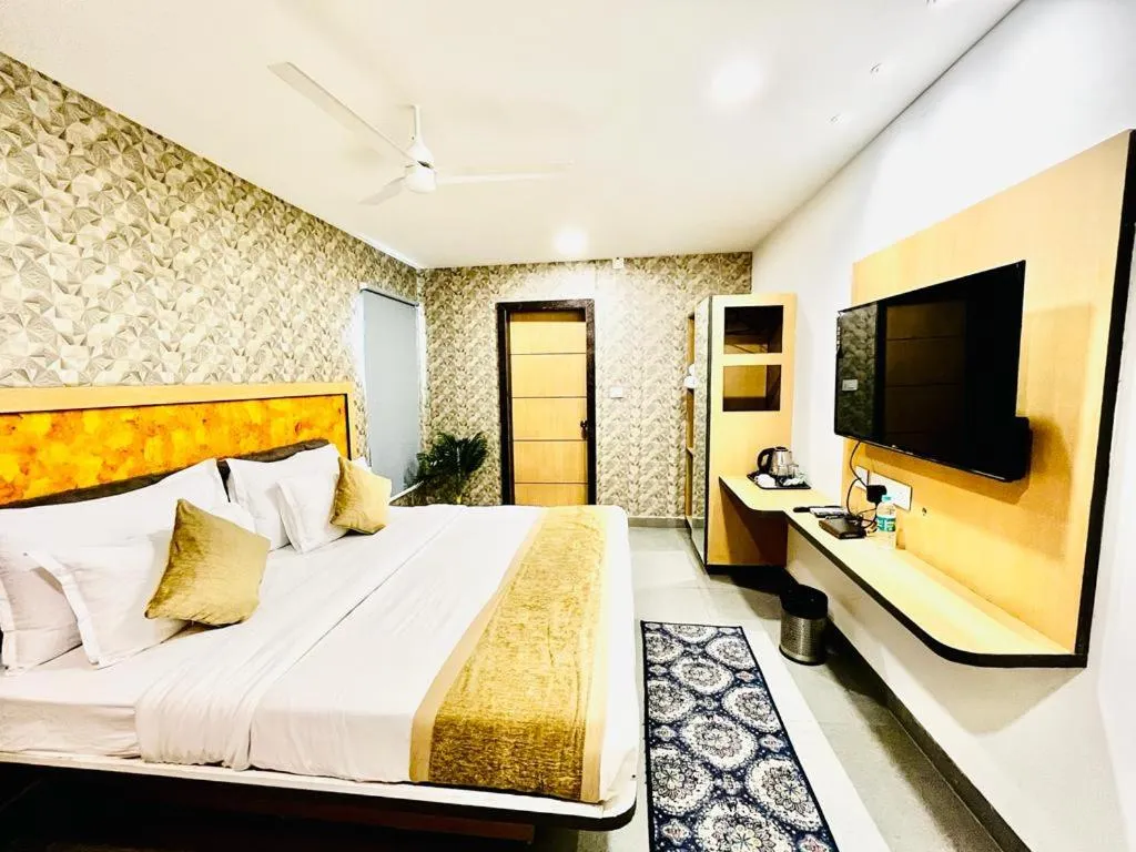 Communal lounge/ TV room, Bed in Hotel Lake View Airport zone