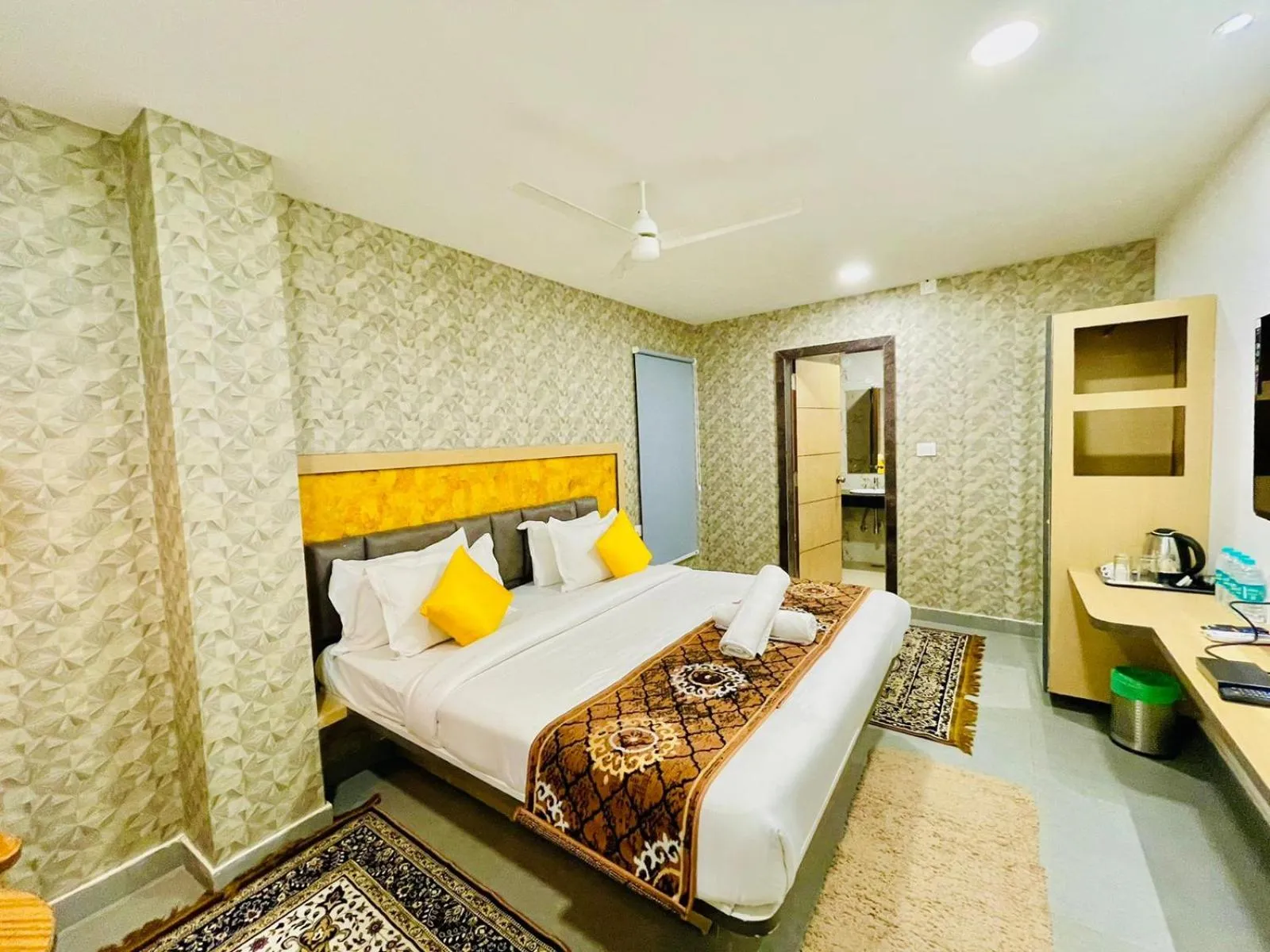 Bed in Hotel Lake View Airport zone