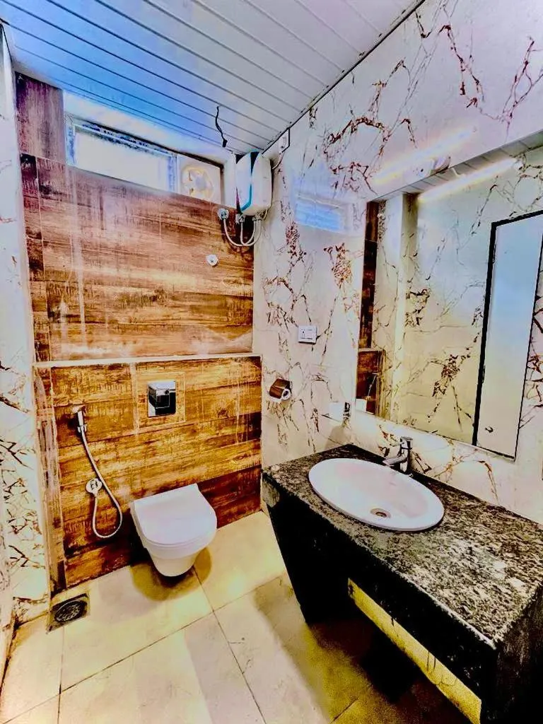 Shower in Hotel Lake View Airport zone