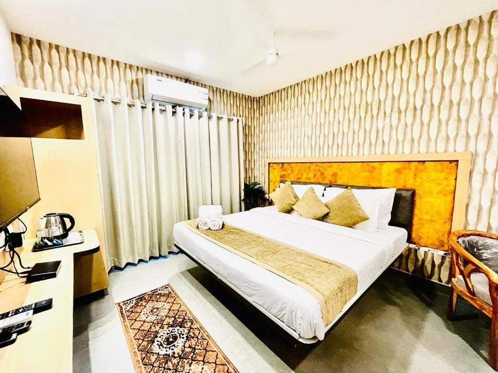 Bed in Hotel Lake View Airport zone