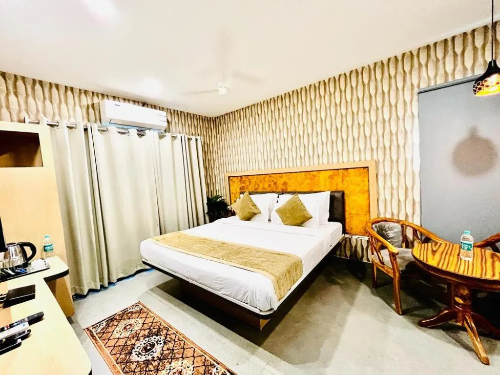 Property building, Bed in Hotel Lake View Airport zone