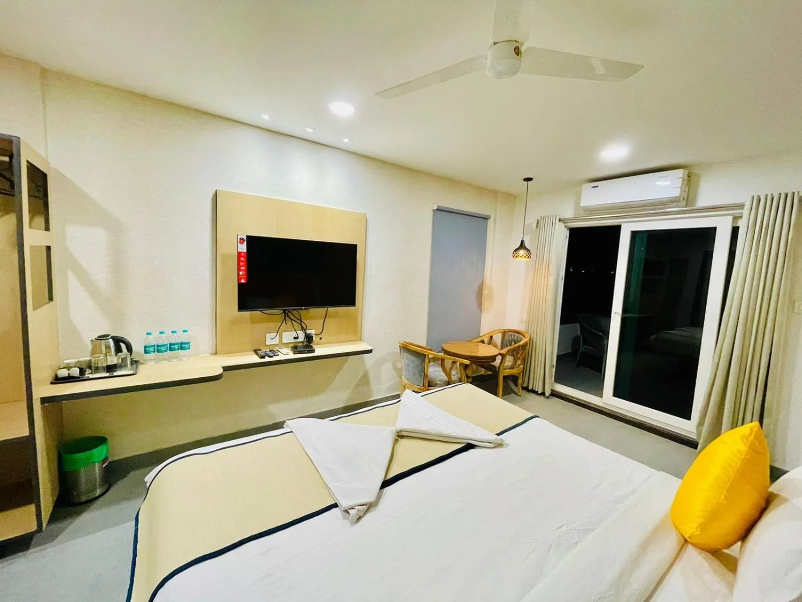 Bed in Hotel Lake View Airport zone