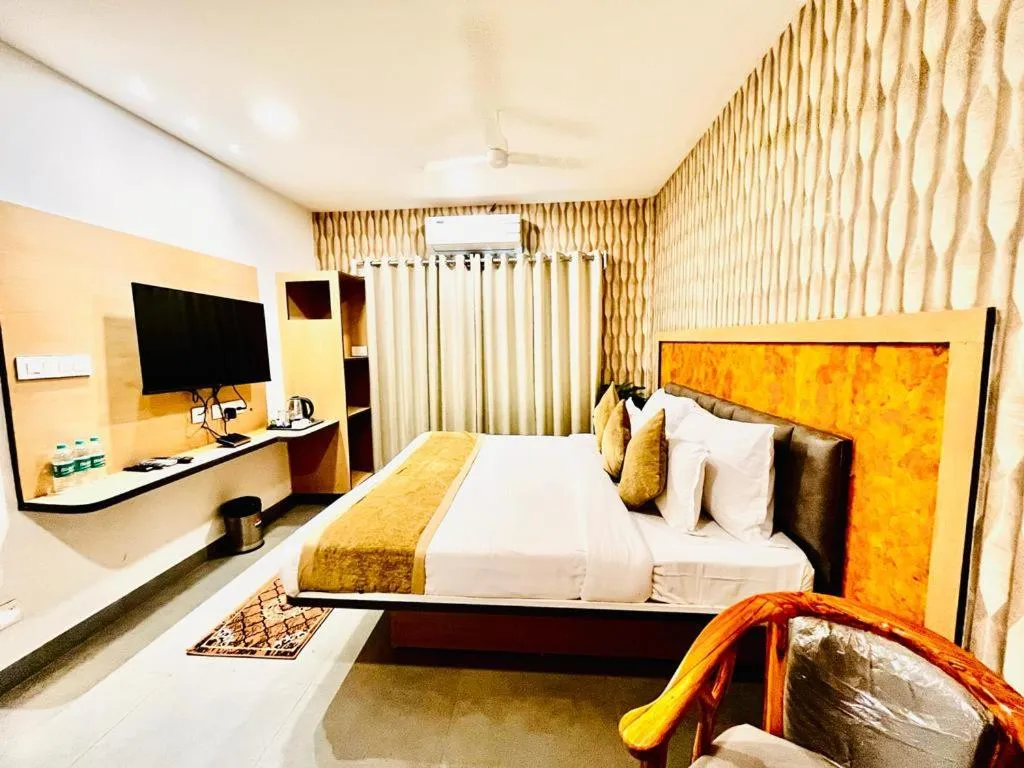 Photo of the whole room, Bed in Hotel Lake View Airport zone