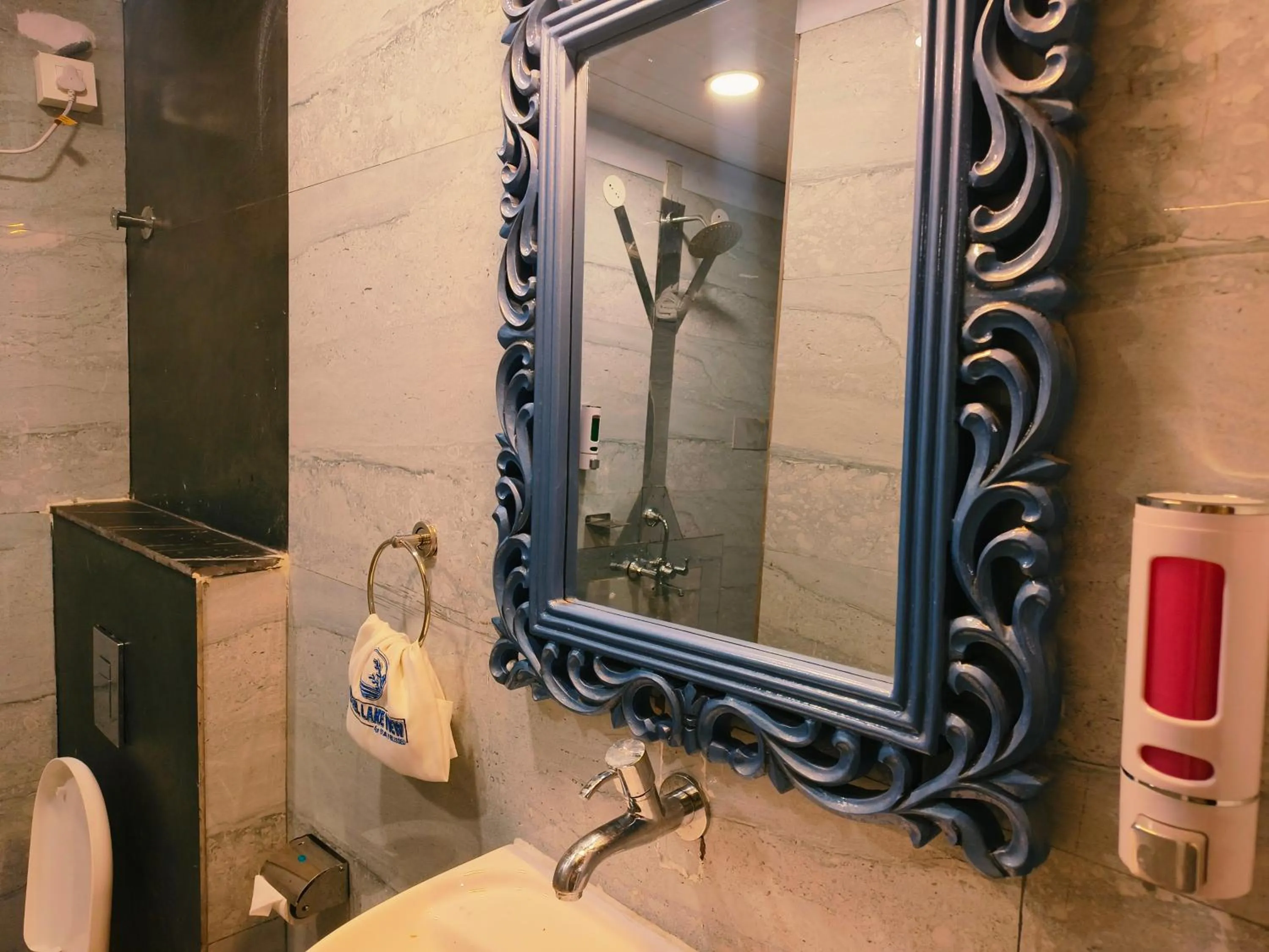 Bathroom in Hotel Lake View Airport zone