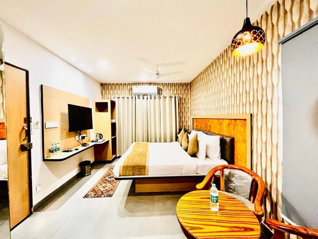 Property building, Bed in Hotel Lake View Airport zone