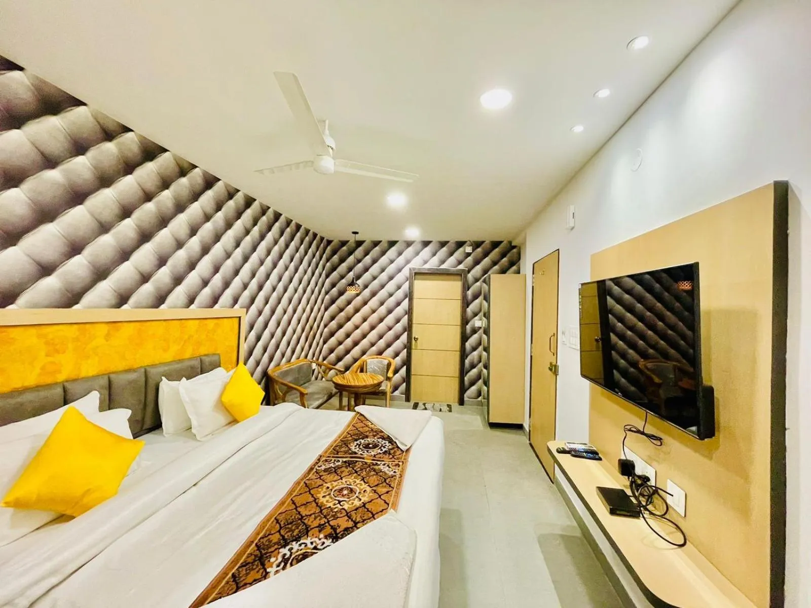 Property building, Bed in Hotel Lake View Airport zone