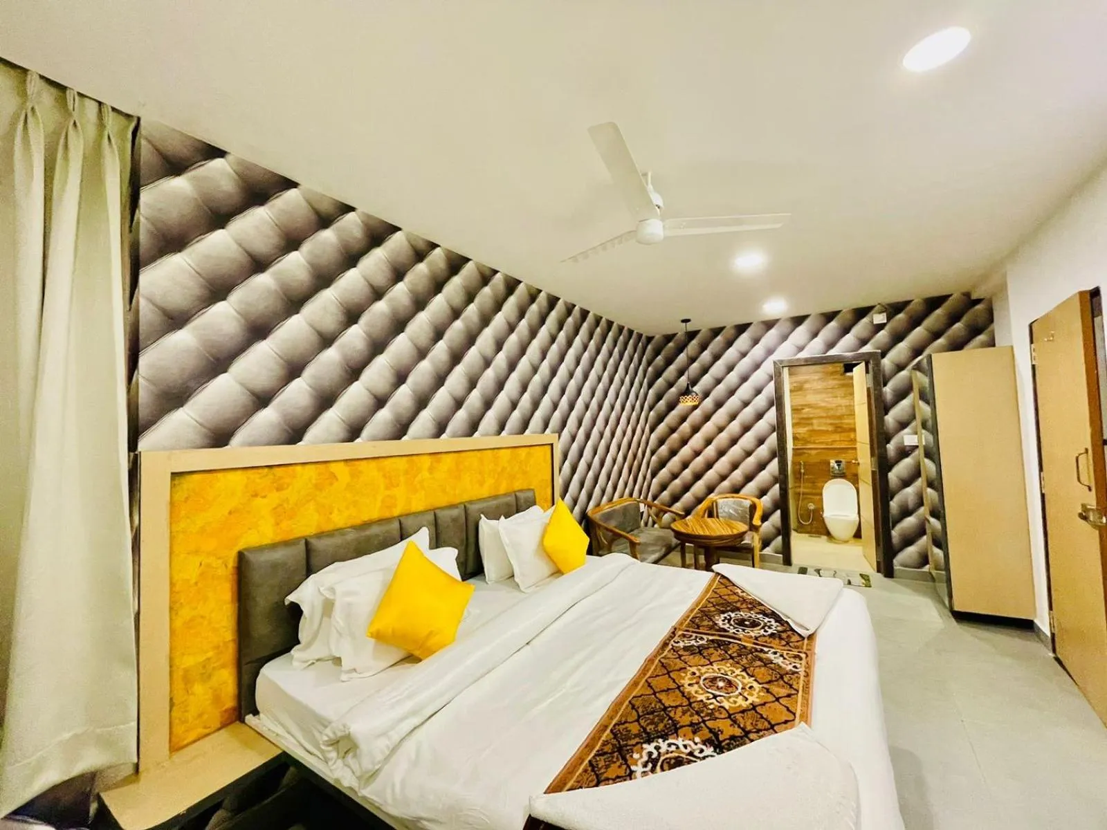 Bed in Hotel Lake View Airport zone